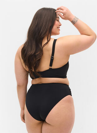 Hochtaillierter Bikinislip mit hohem Beinausschnitt, Black, Model image number 1