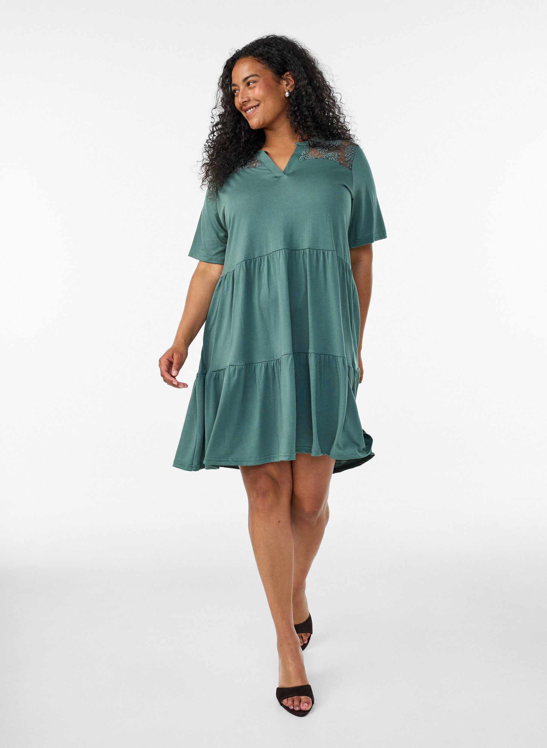 ZizziJerseykleid mit Spitzendetails und mehrlagigem Rock, Gr&uuml;n, Model image number 1