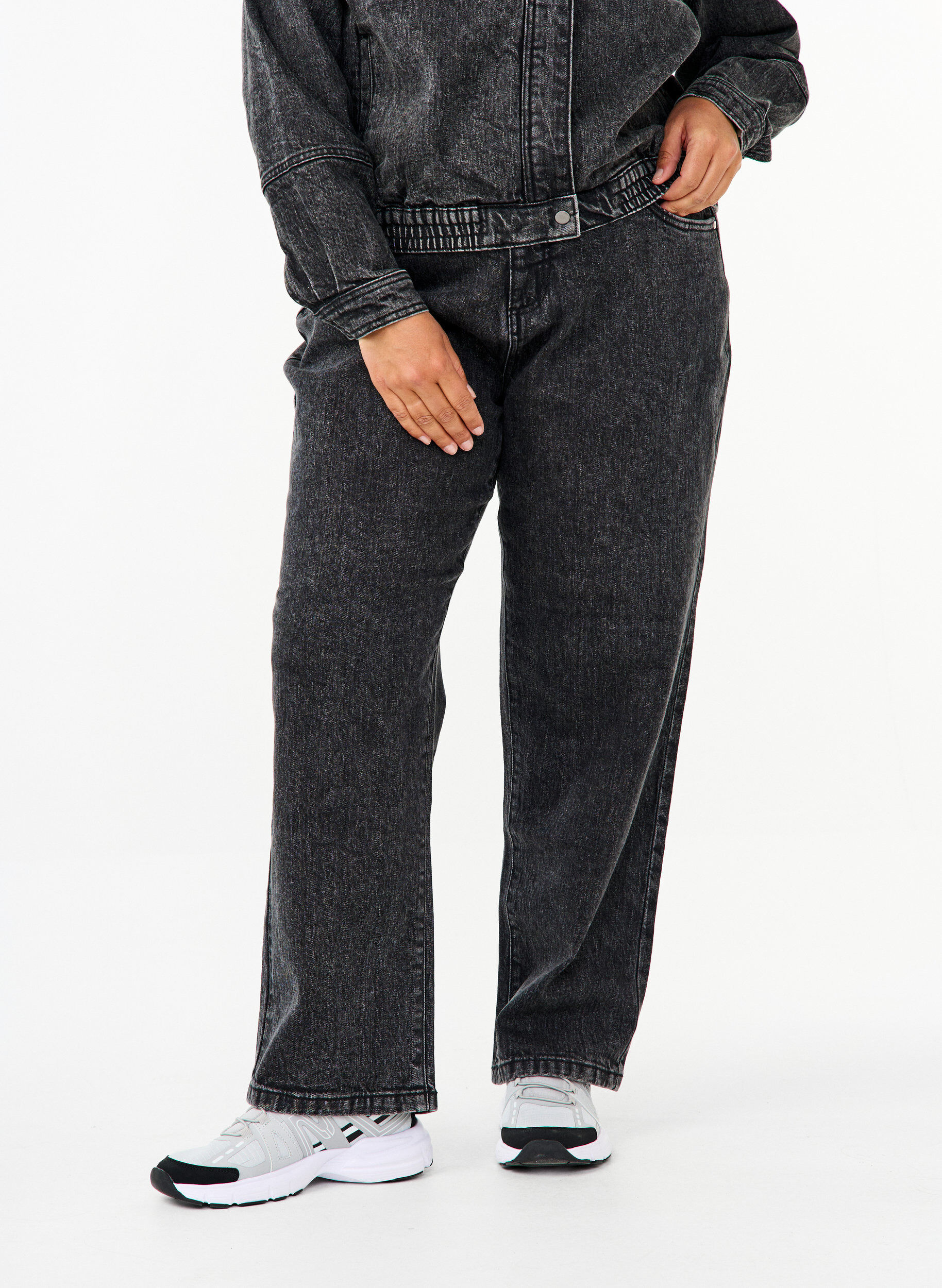 Zizzi Weite Jeans mit verk&uuml;rzter L&auml;nge, Grau, Model image number 2