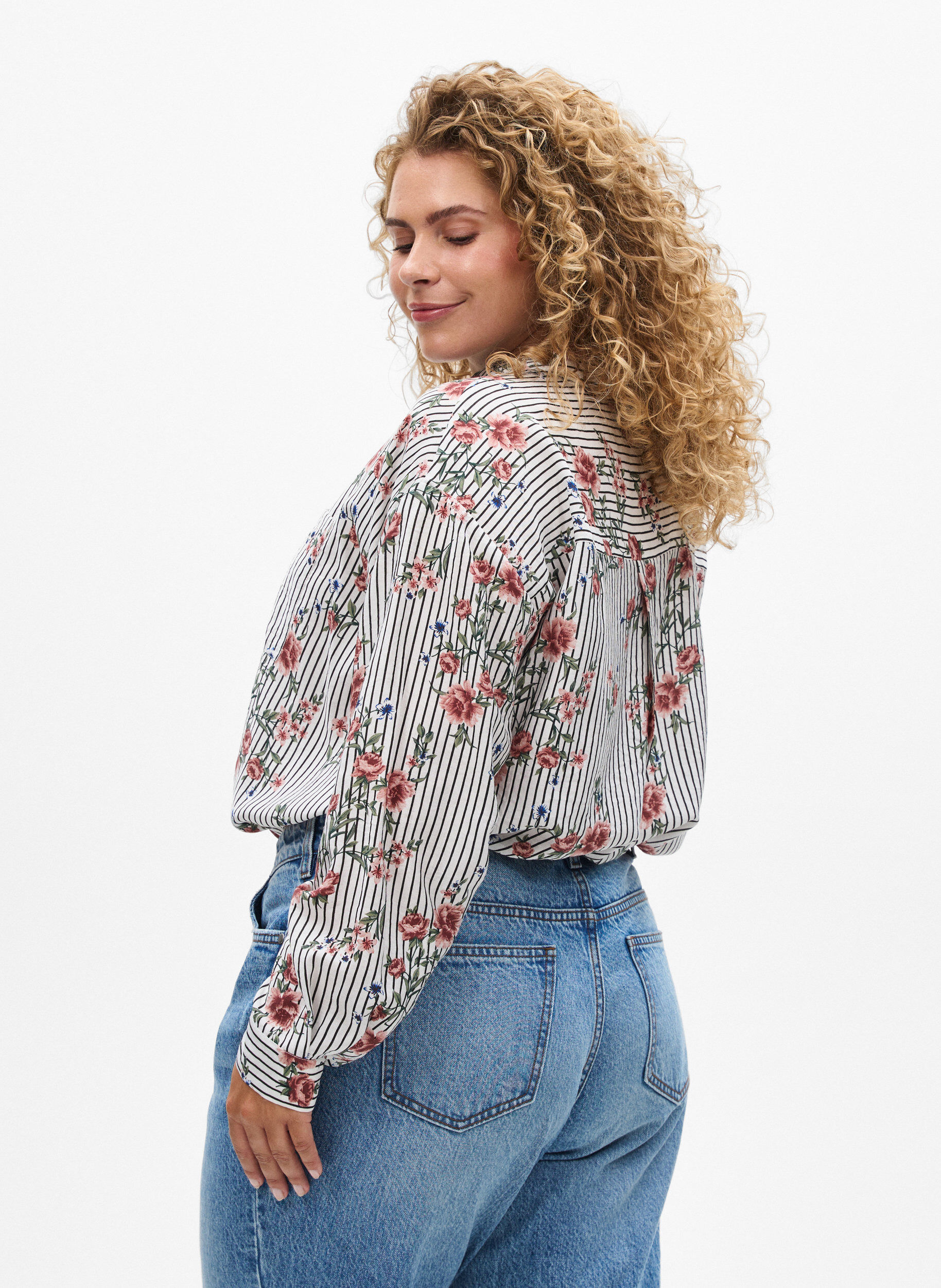Zizzi Bluse mit gebl&uuml;mtem Print und schmalen Streifen, Schwarz, Model image number 2