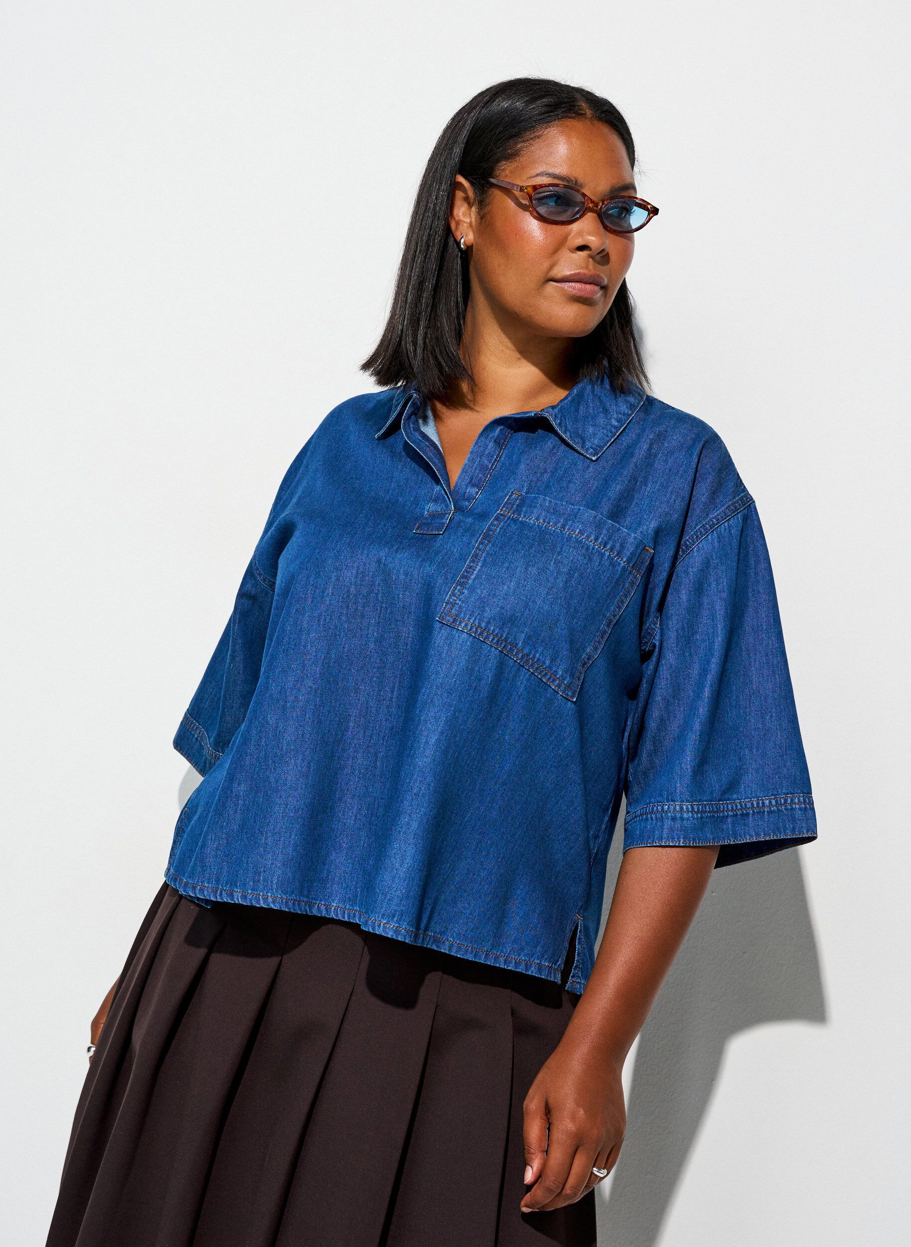 Jeansbluse mit Brusttasche und ellenbogenlangen &Auml;rmeln, Blau, Model