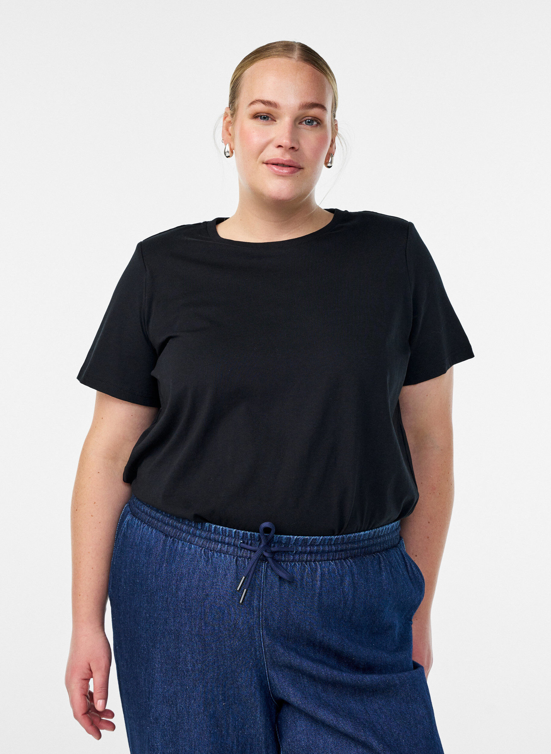 Basic-T-Shirt aus Baumwolle mit Schulterpolstern, Schwarz, Model
