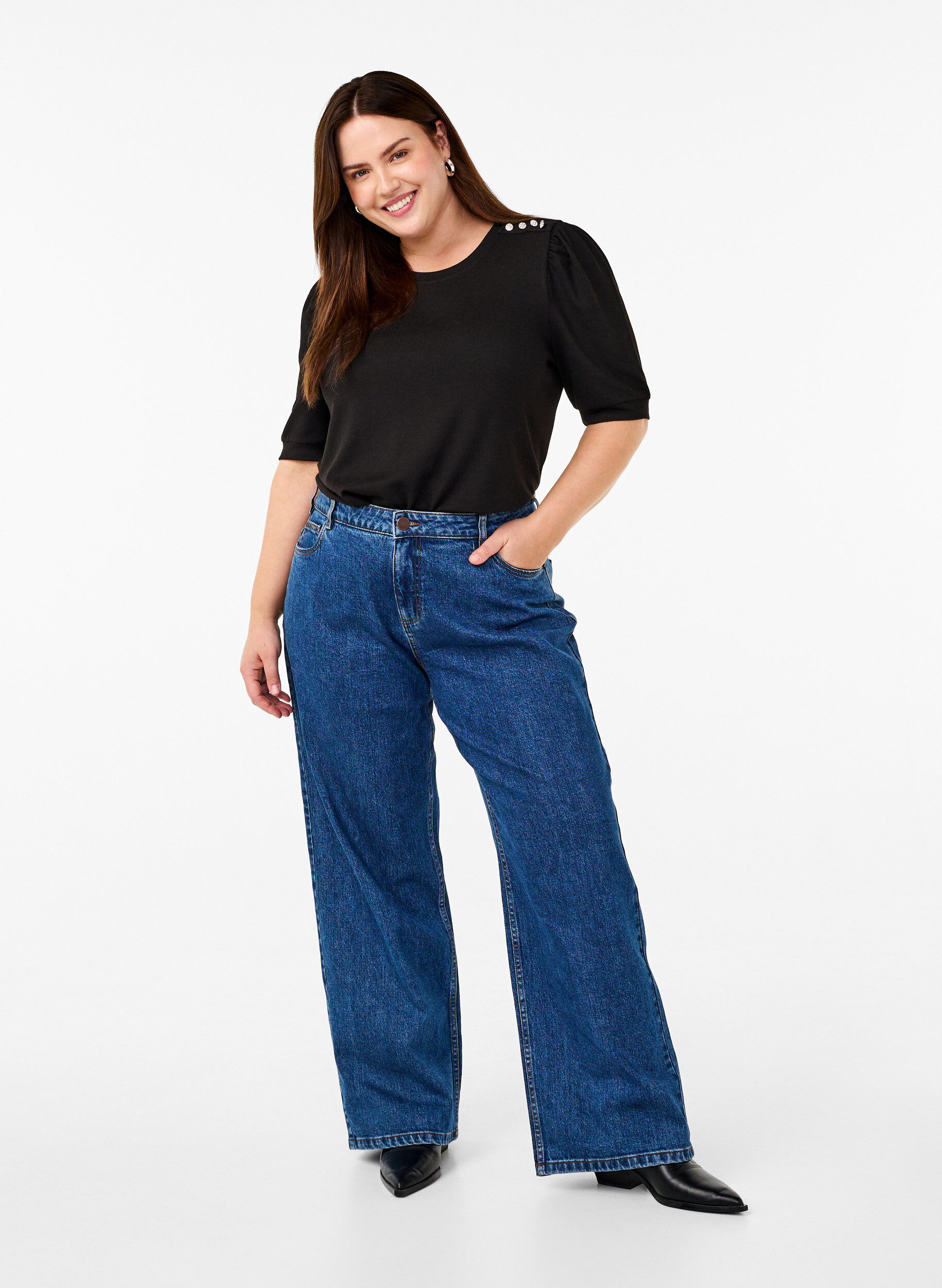 Zizzi Bluse mit Knopfdetail und kurzen Puff&auml;rmeln, Schwarz, Model image number 1