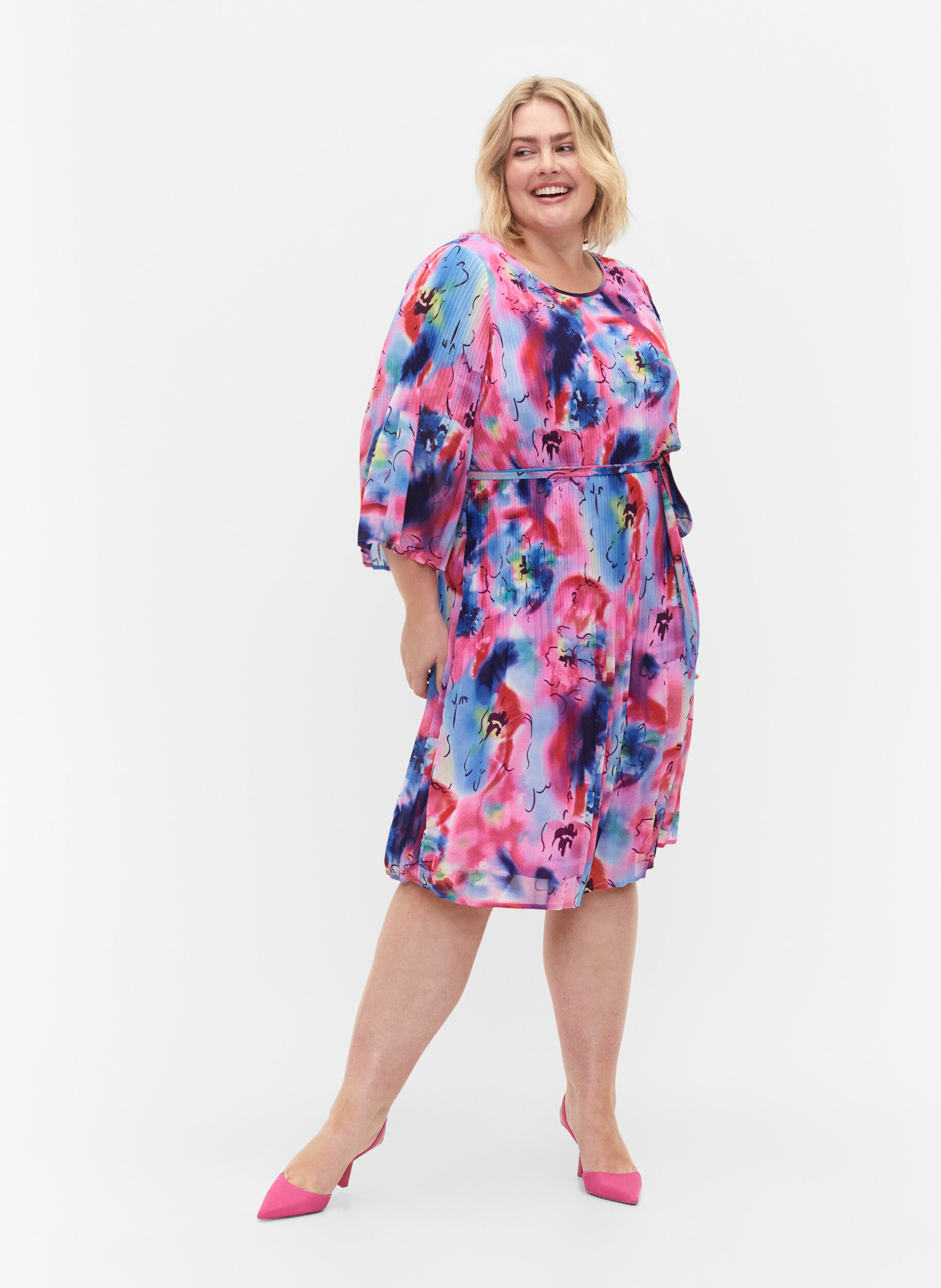 Zizzi Plisseekleid mit Bindeband und Print, Lavender Space AOP, Model image number 3