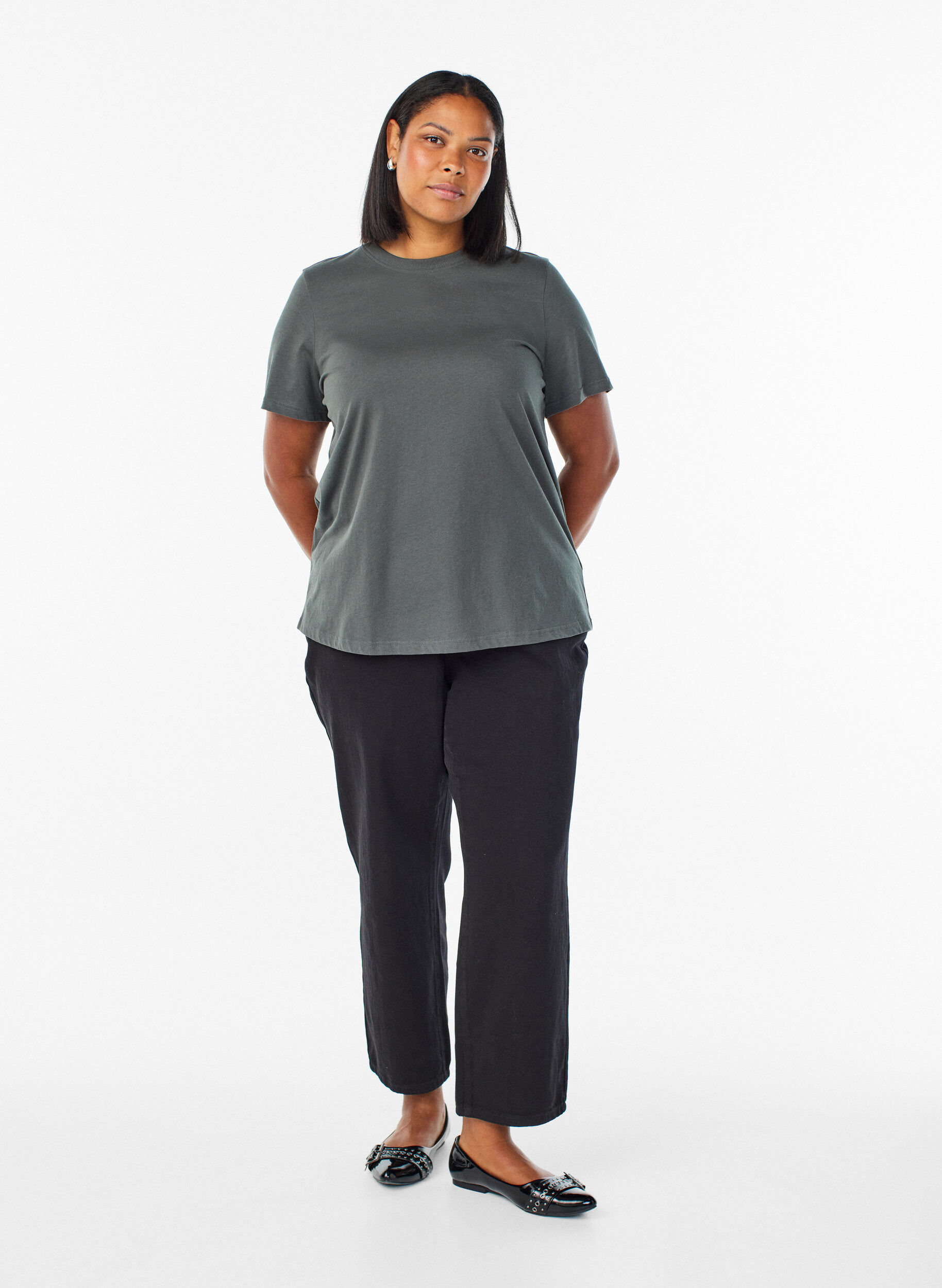 Zizzi Basic T-Shirt aus Baumwolle mit Rundhalsausschnitt, Gr&uuml;n, Model image number 1