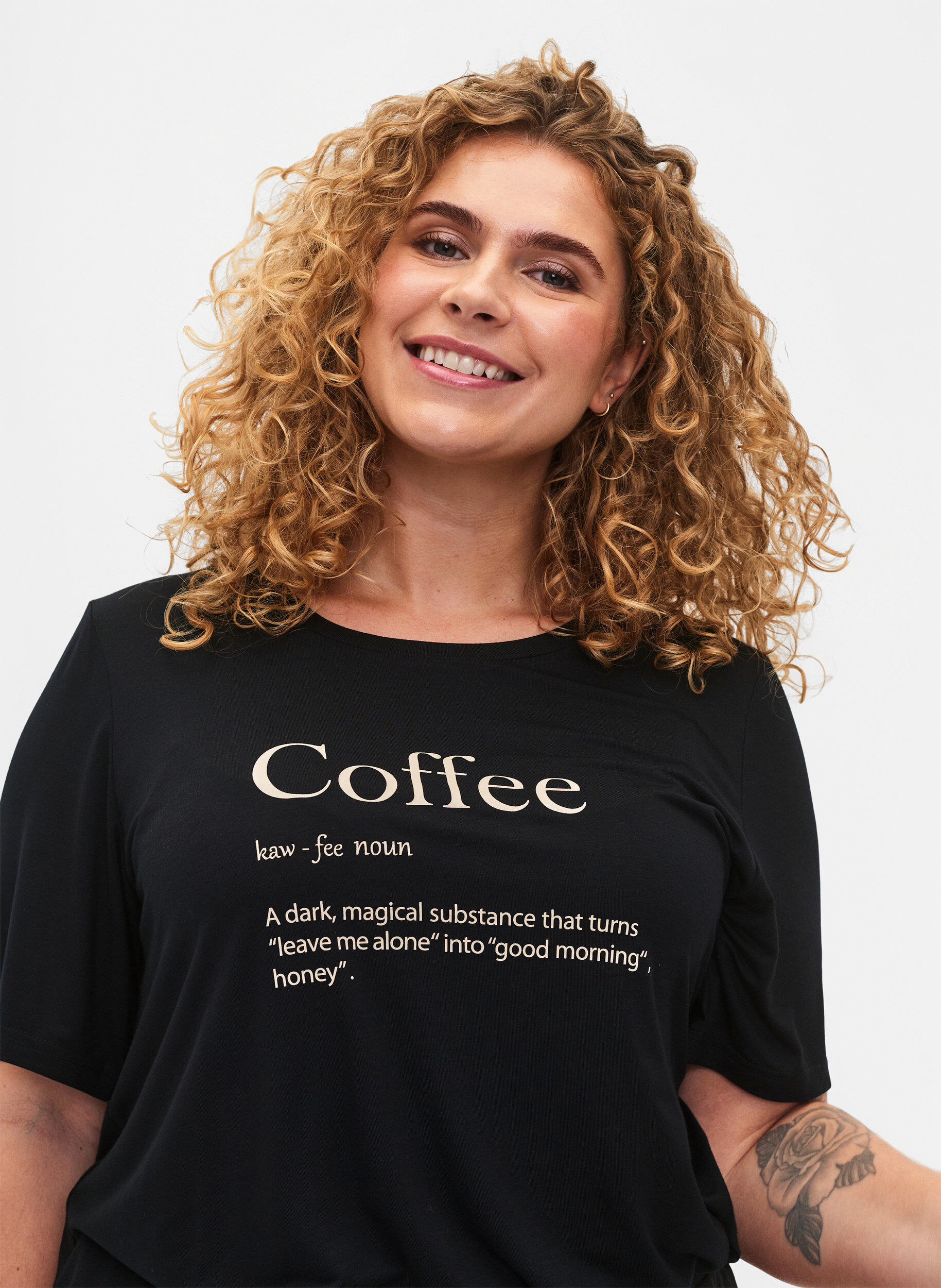 Zizzi Kurz&auml;rmeliges Nacht-T-Shirt aus Viskose, Black Coffee, Model image number 1