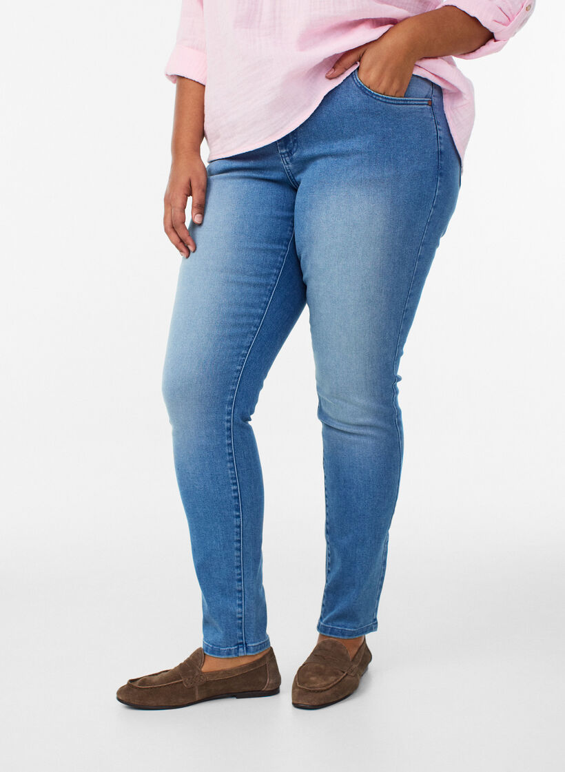 Slim Fit Emily Jeans mit normaler Taillenh&ouml;he, Blau, Model image number 2