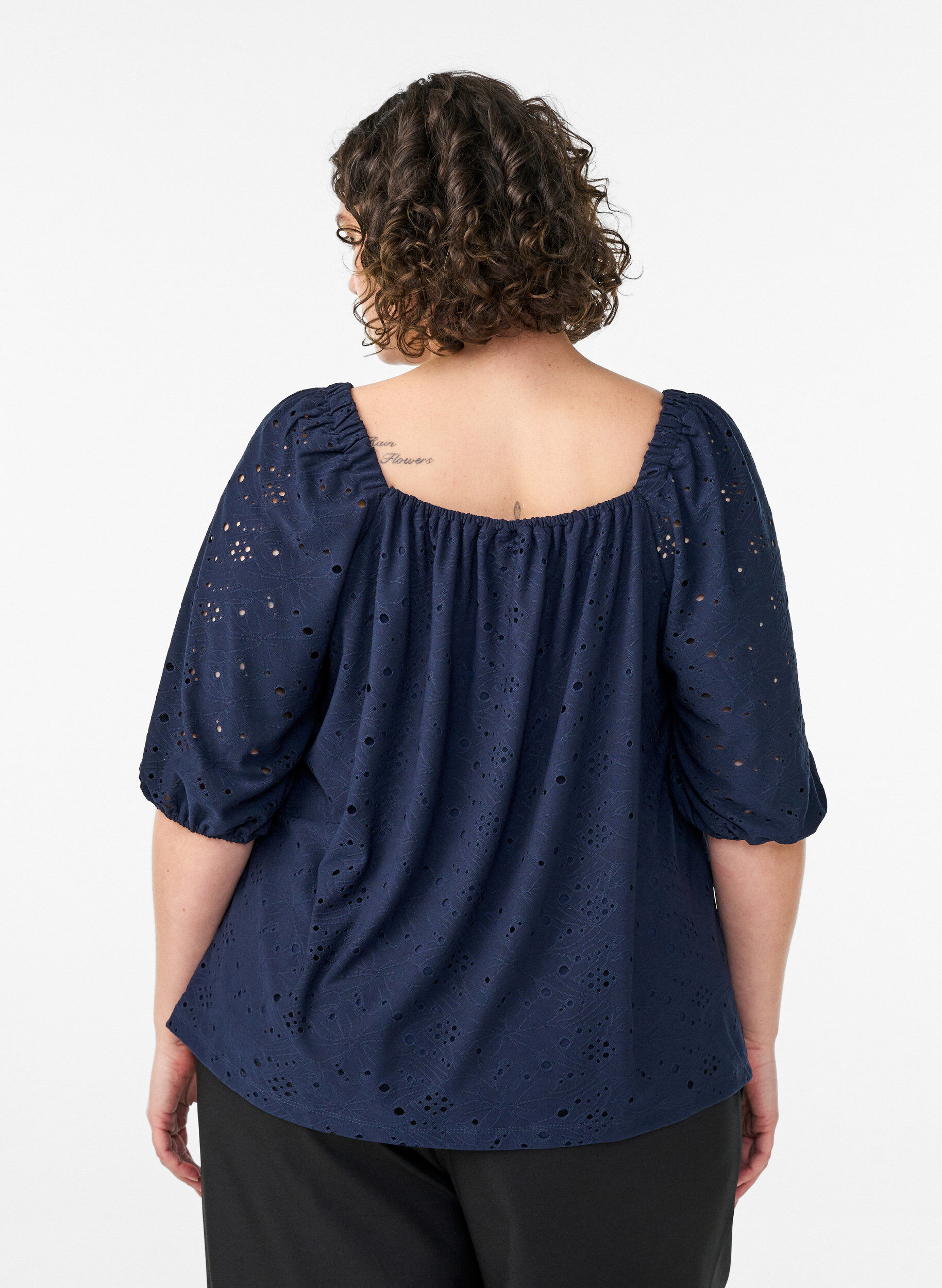 Zizzi Bluse mit kurzen Puff&auml;rmeln und Lochmuster, Blau, Model image number 2