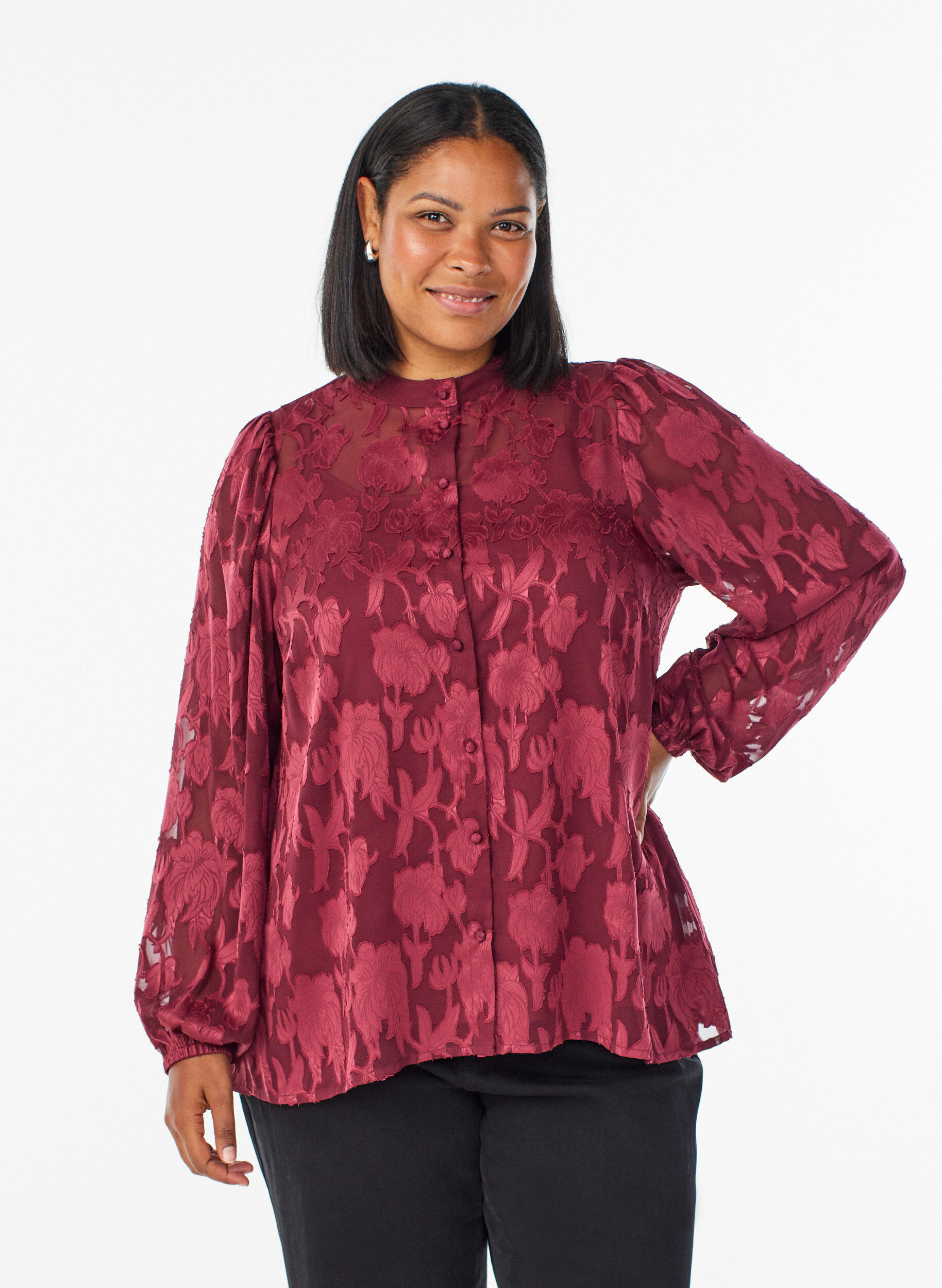 Bluse mit Kn&ouml;pfen und Blumenmuster, Dunkles Bordeaux, Model
