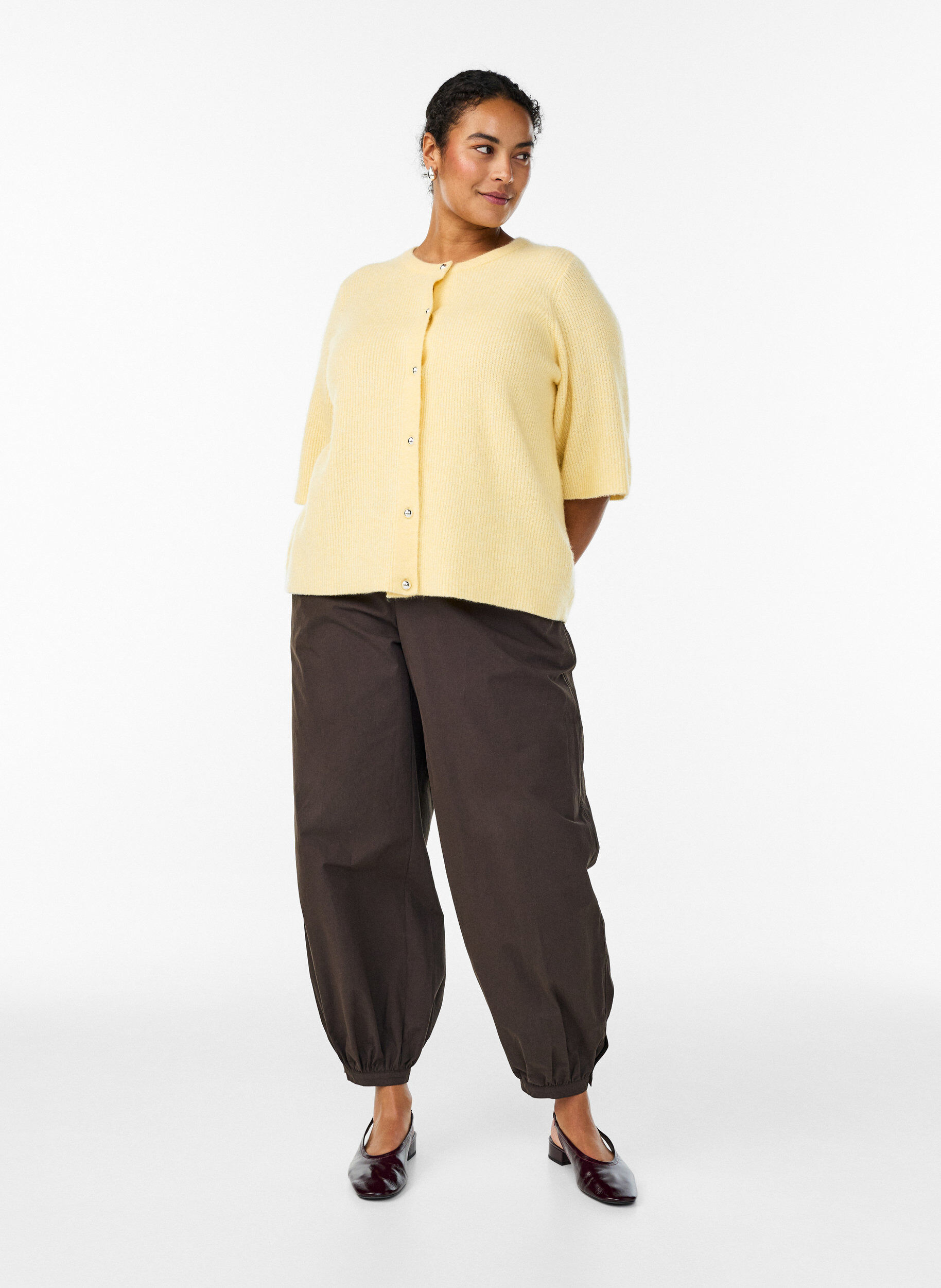 Zizzi Kurz&auml;rmelige Strickjacke mit gl&auml;nzenden Kugelkn&ouml;pfen, Gelb, Model image number 1