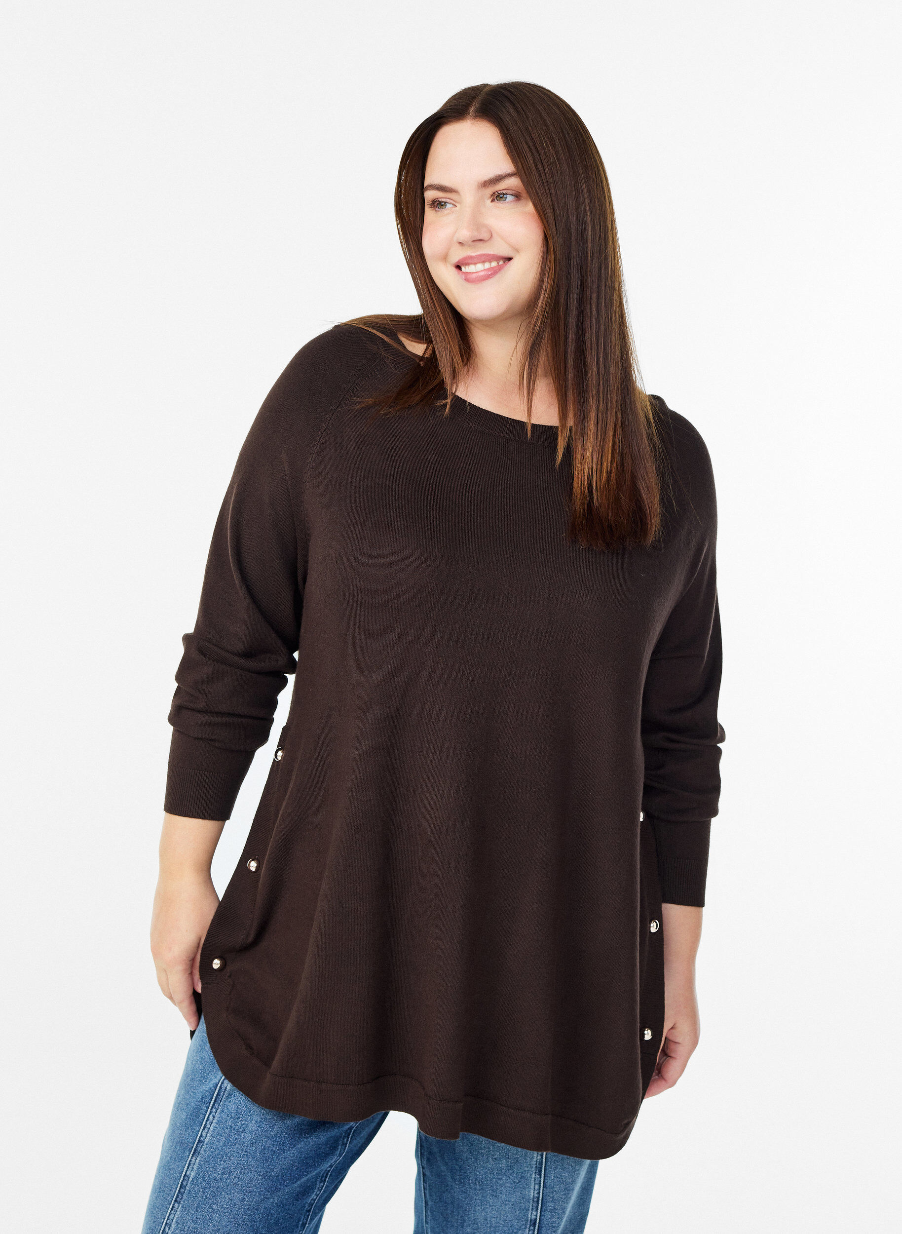 Strickbluse mit seitlichen Kn&ouml;pfen, Braun, Model