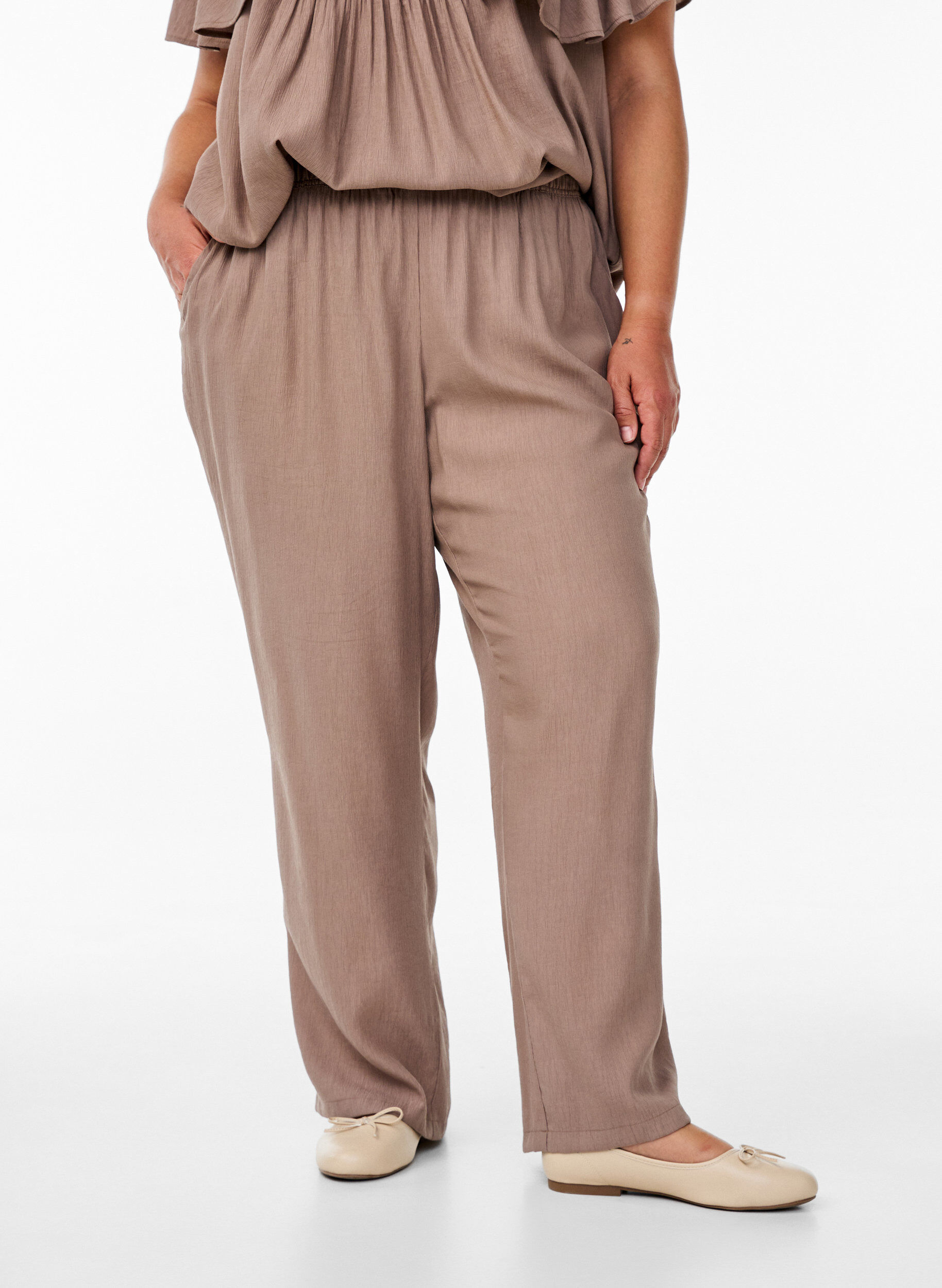 Zizzi Hose aus Viskose mit hoher Taille und Taschen, Braun, Model image number 2