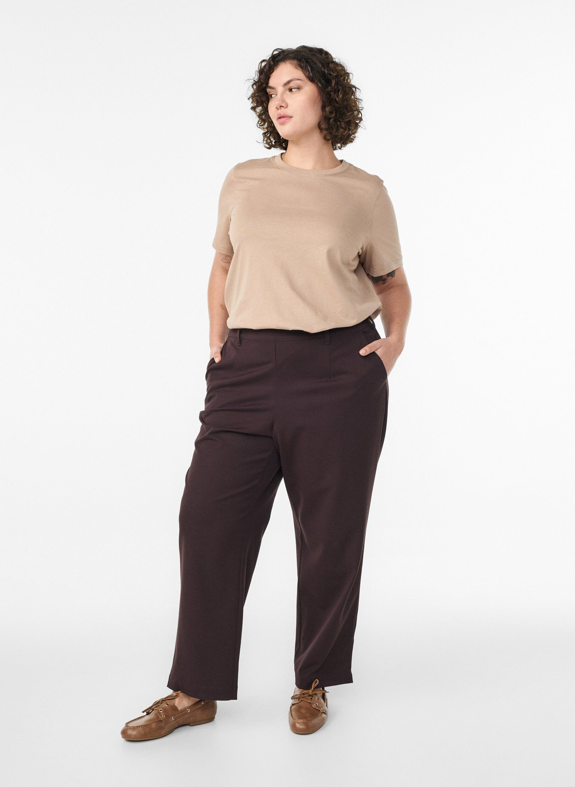 Zizzi Basic-T-Shirt aus Baumwolle mit Rundhalsausschnitt, Beige, Model image number 1