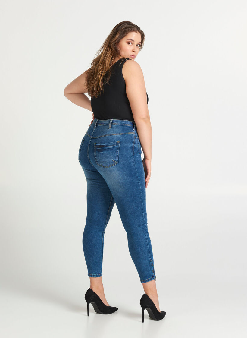 Cropped Amy Jeans mit Rei&szlig;verschluss, Blau, Model image number 2