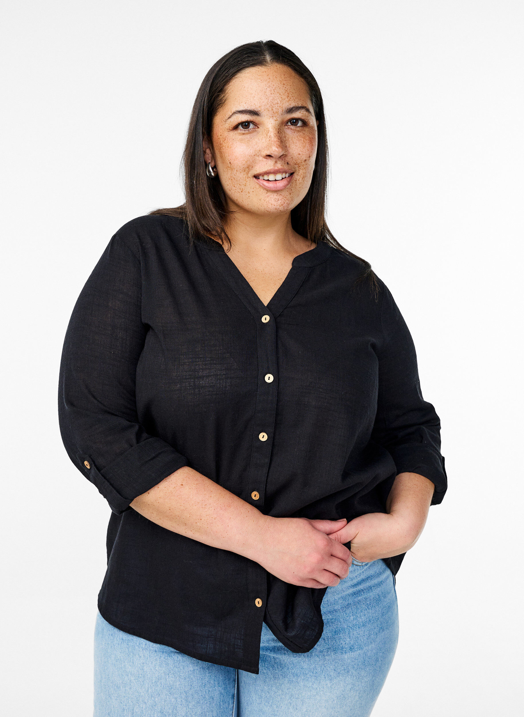 Baumwollbluse mit V-Ausschnitt, Schwarz, Model