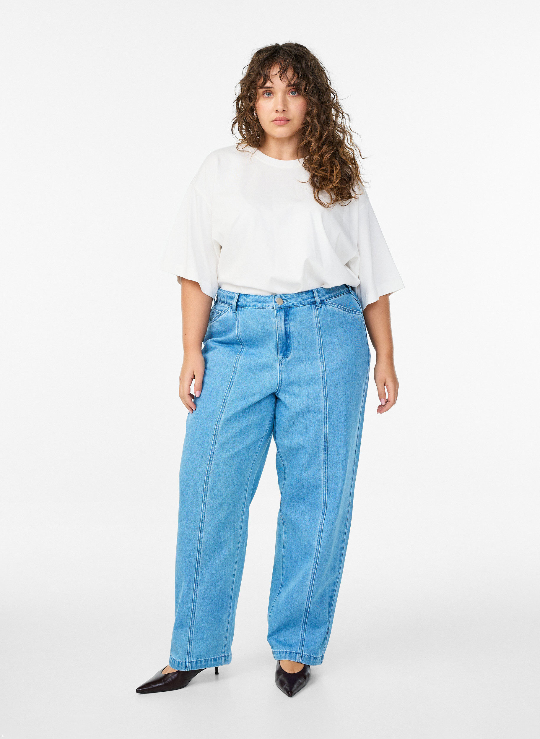 Kiana Jeans mit Straight Fit und markanten N&auml;hten, Blau, Model