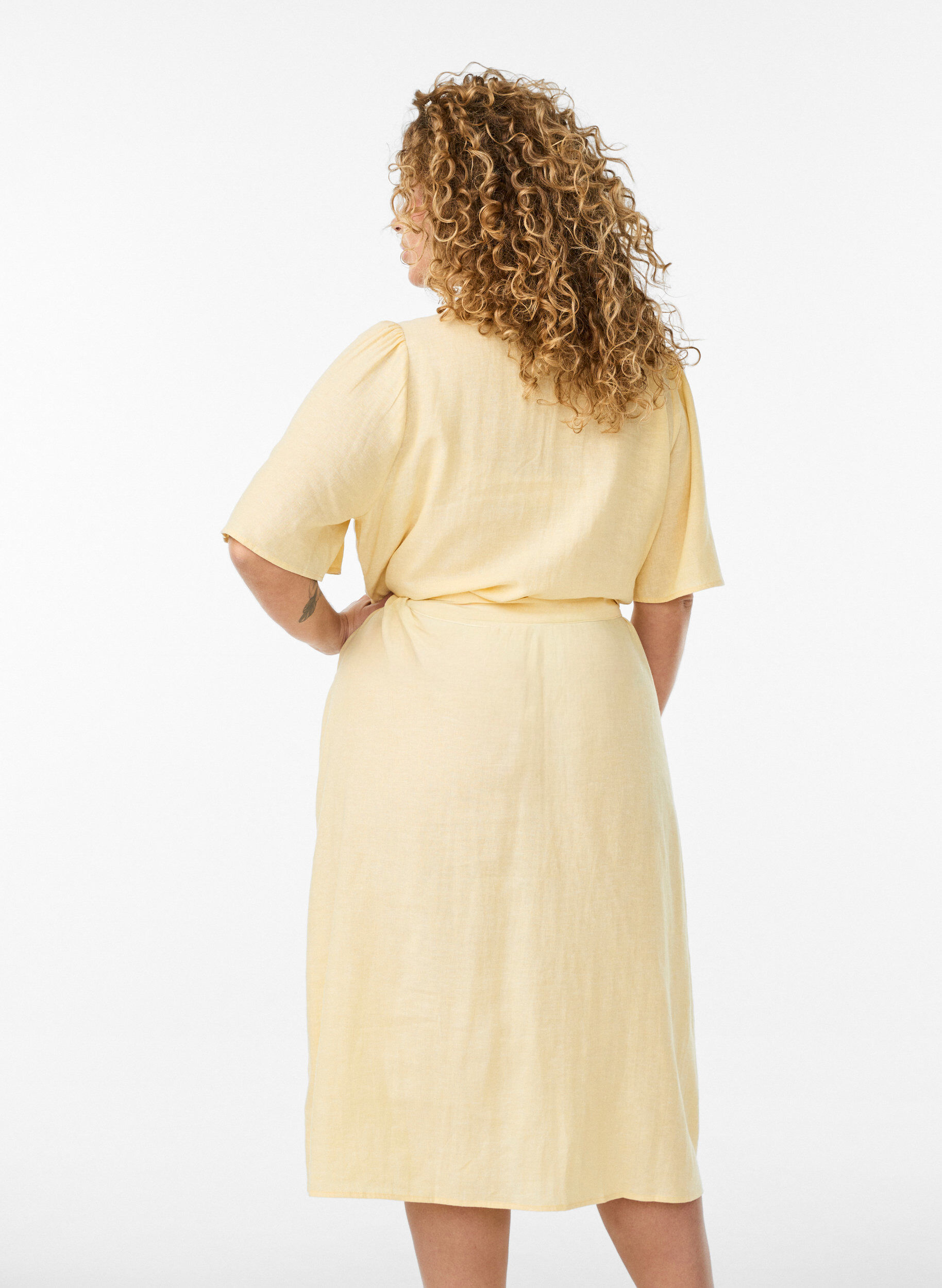 Zizzi Hemdblusenkleid aus Leinen und Viskose mit Bindeg&uuml;rtel, Gelb, Model image number 2