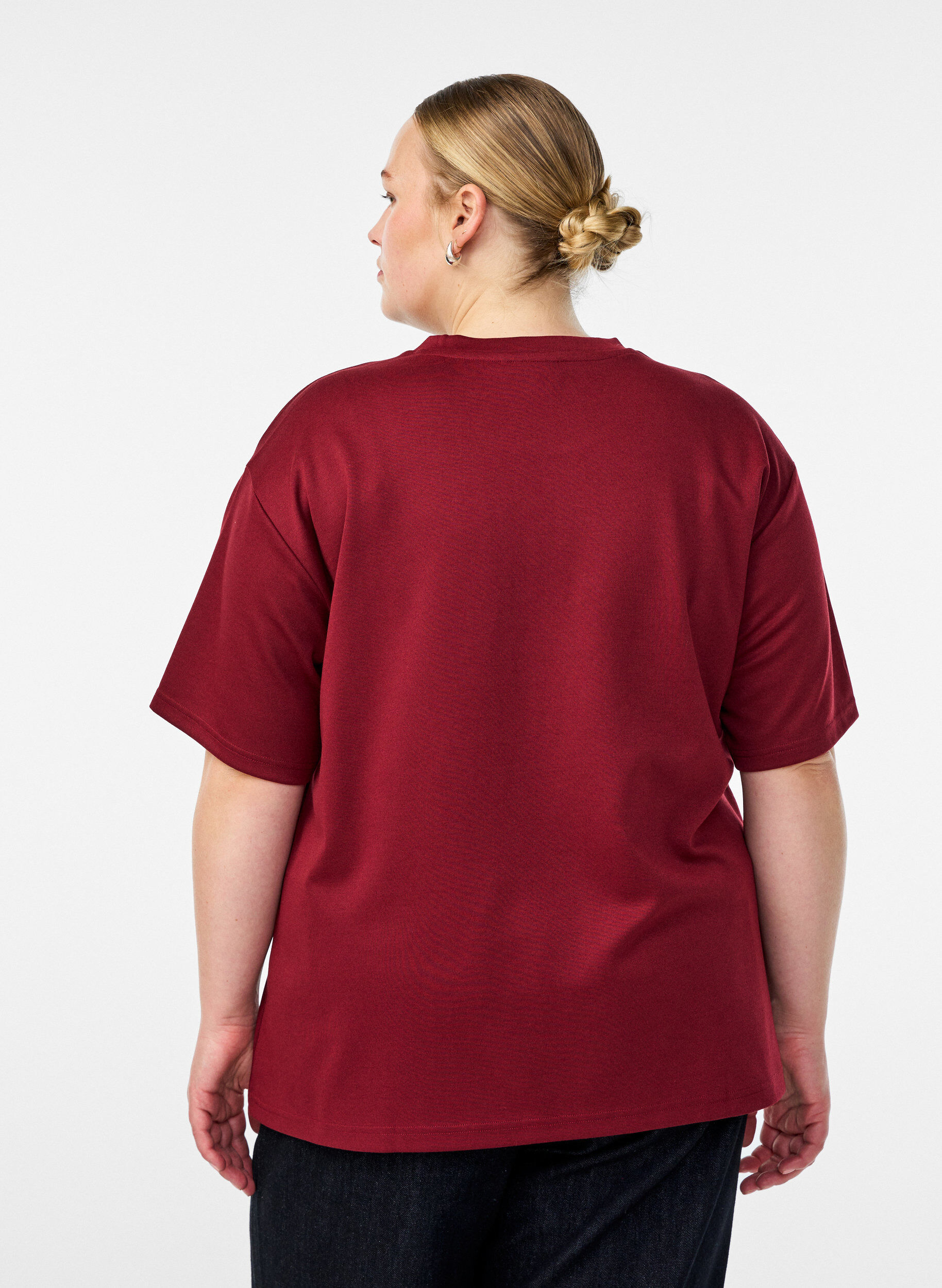 Zizzi T-Shirt mit Strasssteinen und Rundhalsausschnitt, Dunkles Bordeaux, Model image number 2