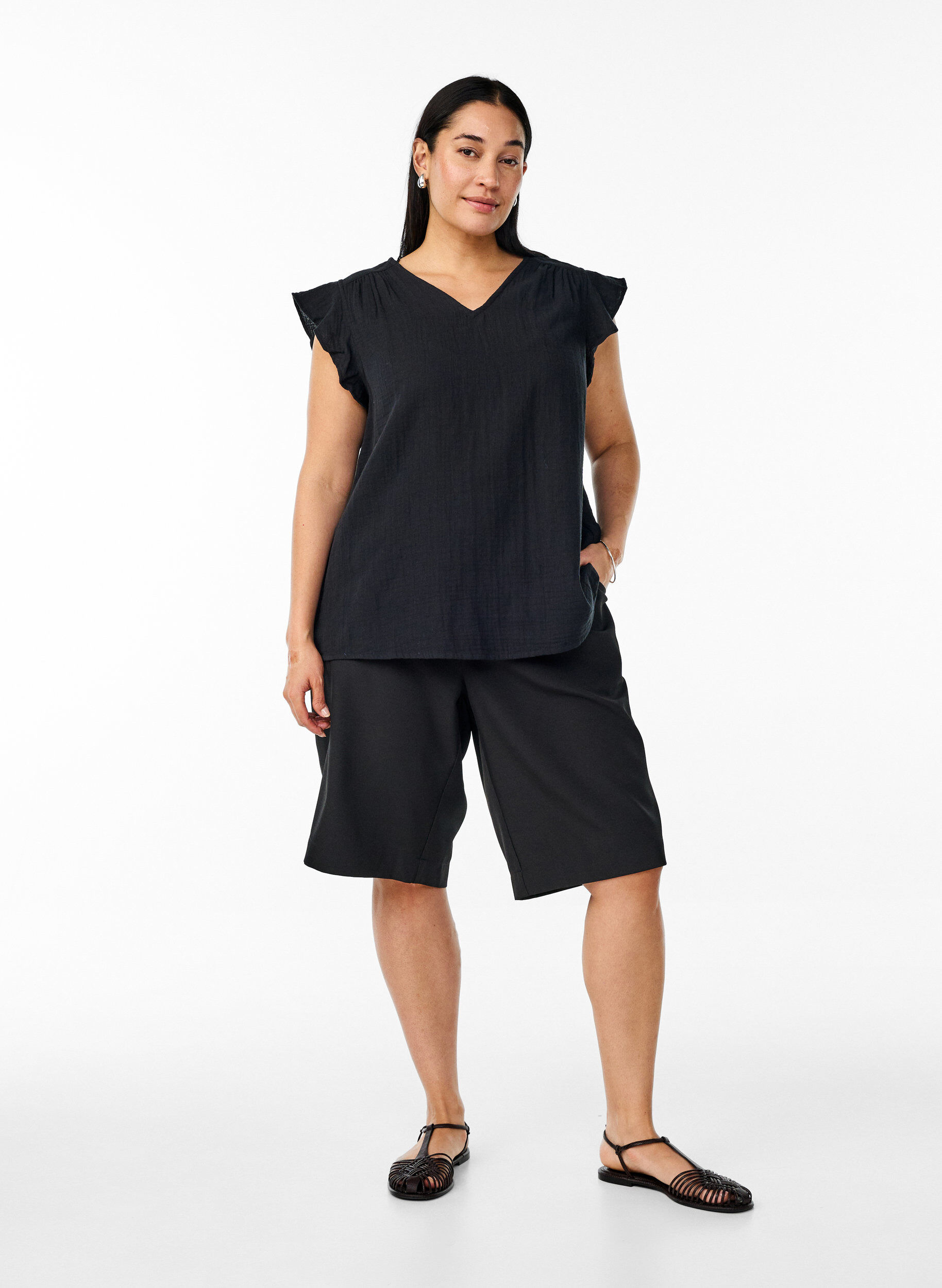 Zizzi &Auml;rmelloses Oberteil aus Baumwollmusselin mit R&uuml;schen, Schwarz, Model image number 1