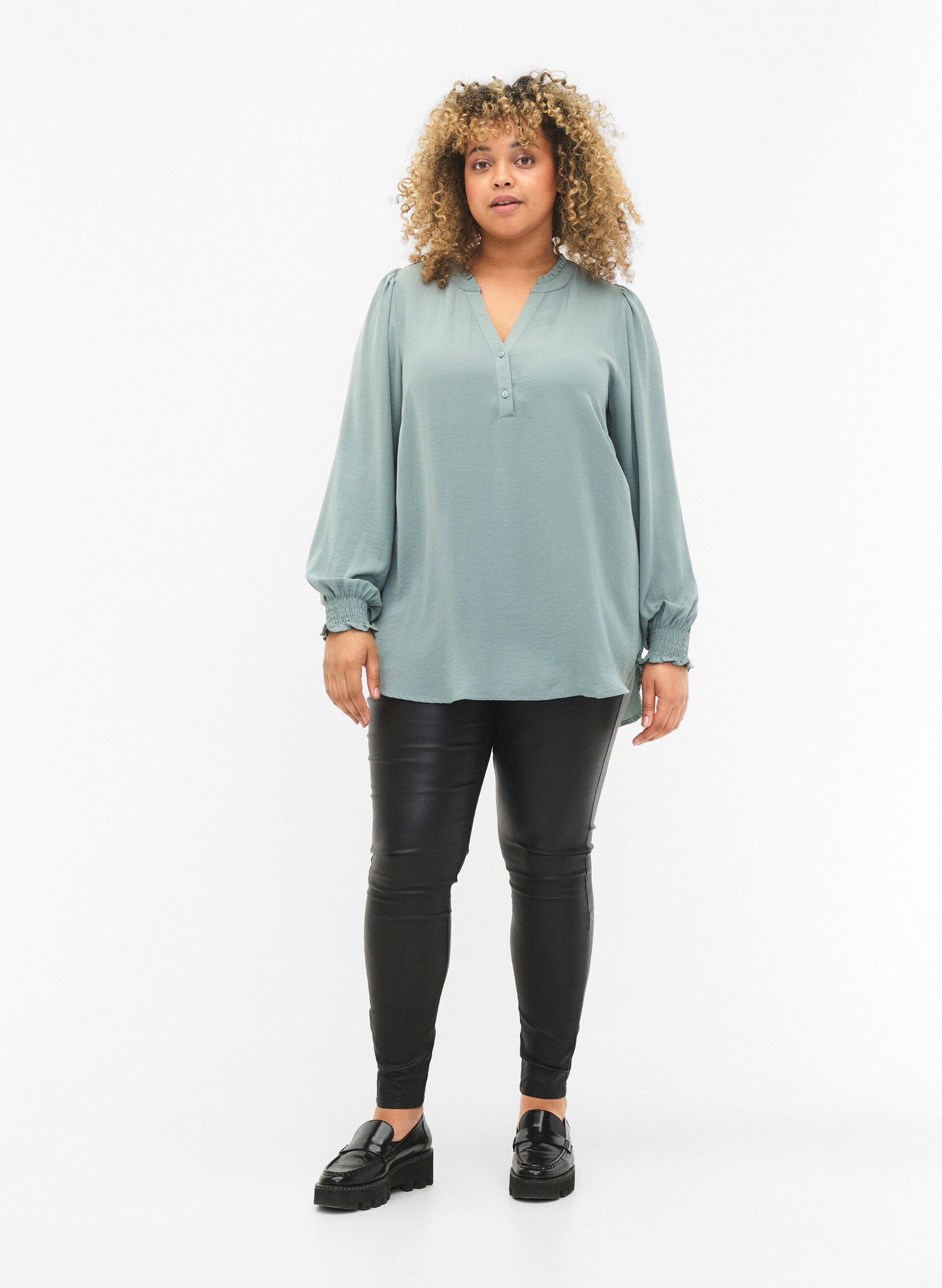 Zizzi Bluse mit Smok und V-Ausschnitt, Chinois Green, Model image number 2