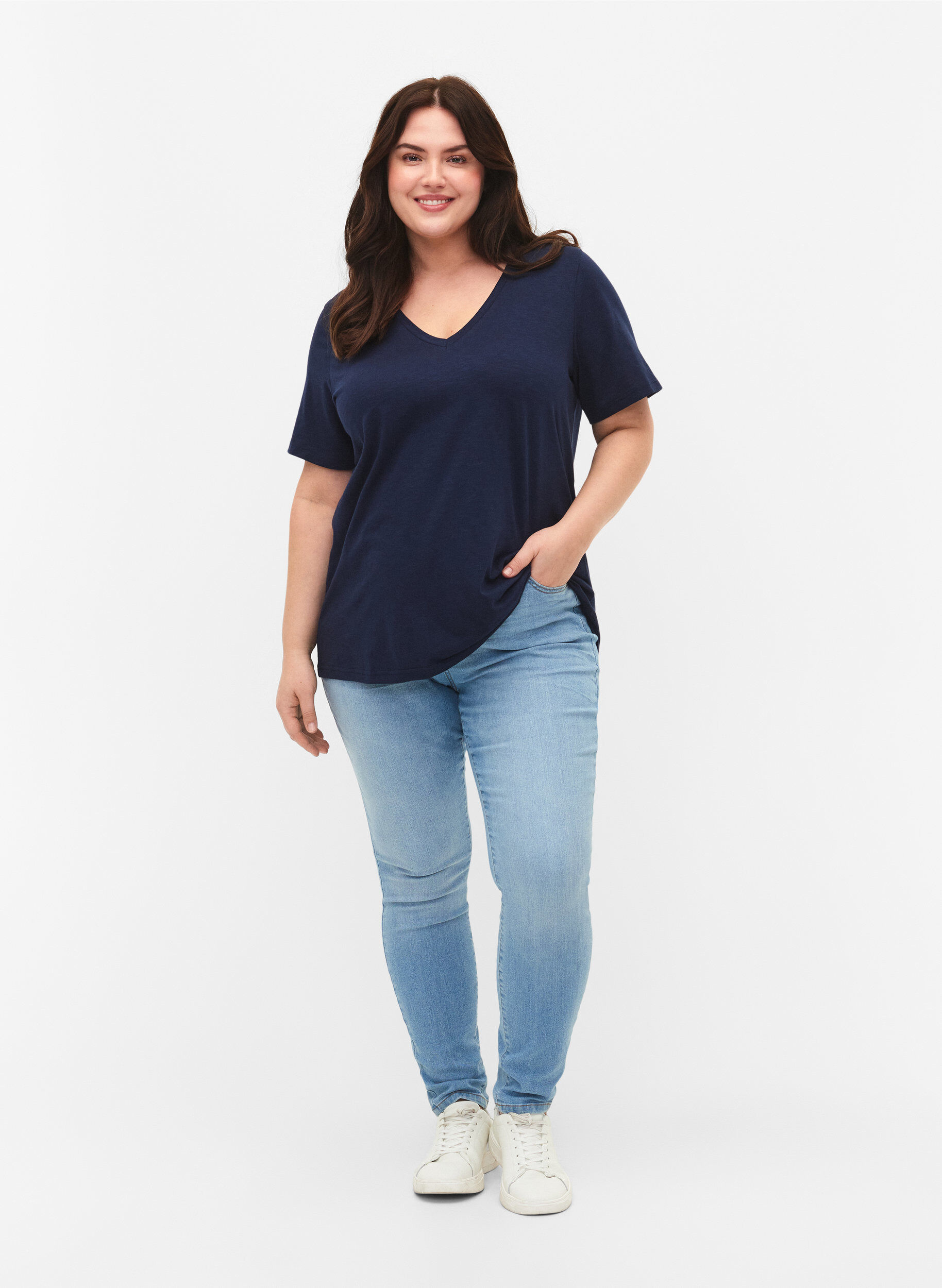 Zizzi Kurz&auml;rmeliges Basic T-Shirt mit V-Ausschnitt, Blau, Model image number 1