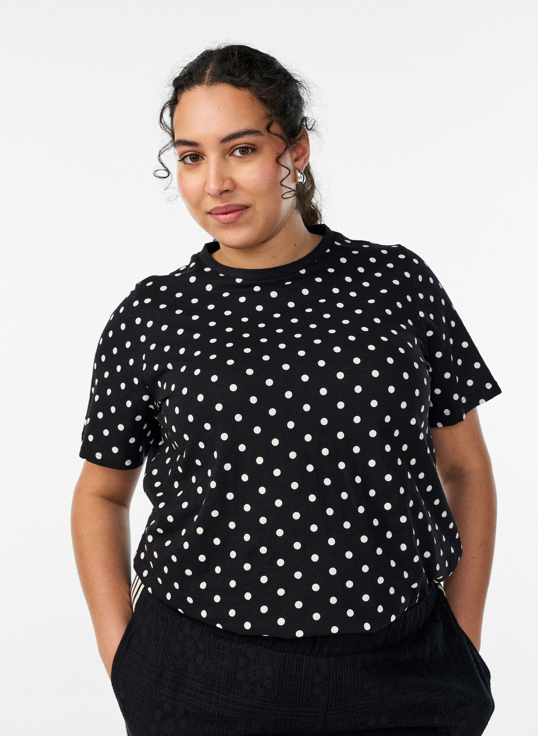 Zizzi Gepunktetes T-Shirt aus Baumwolle, Schwarz, Model image number 0