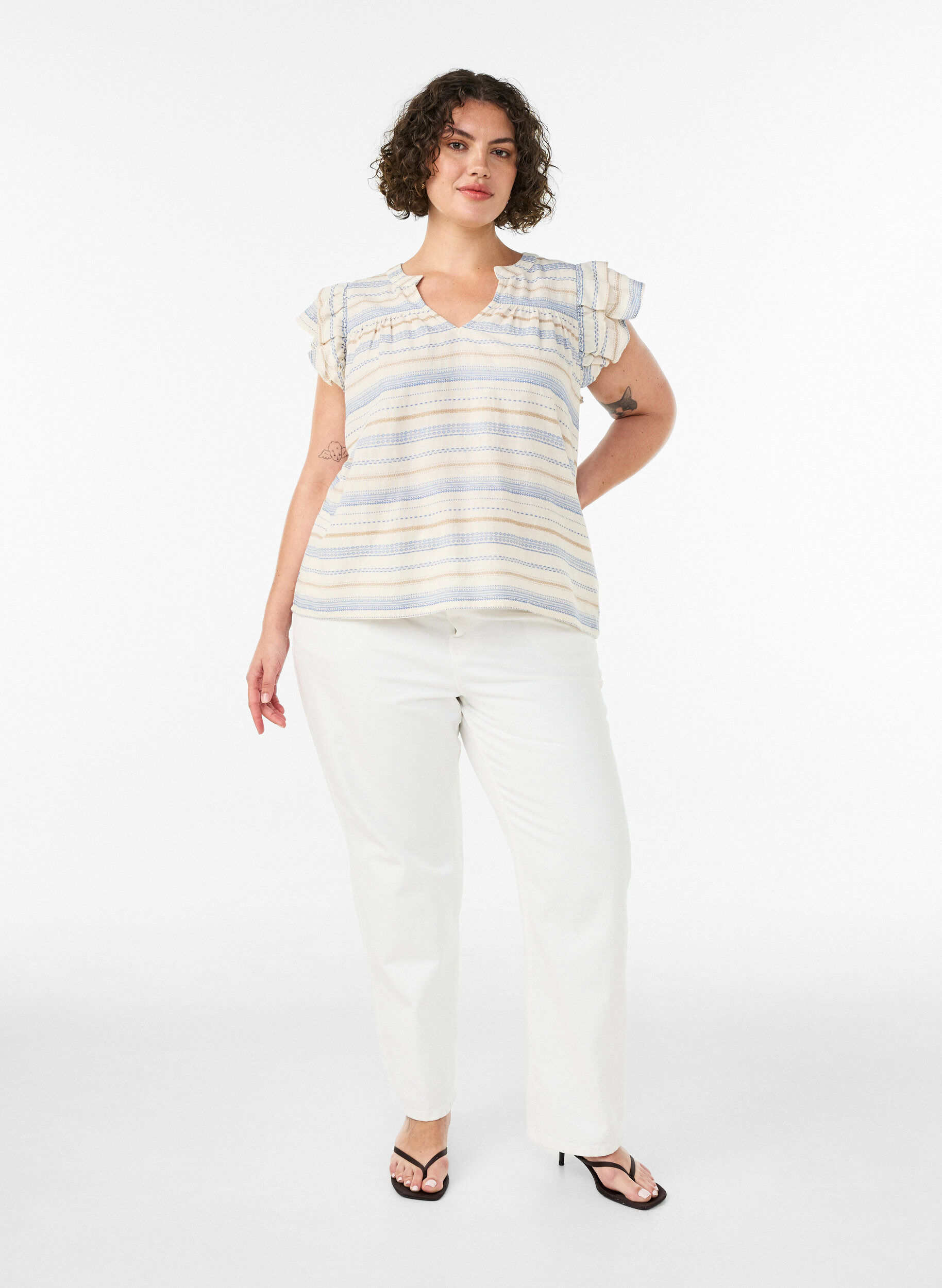 Zizzi&Auml;rmellose Bluse mit R&uuml;schen und gemusterten Streifen, Vanille, Model image number 1