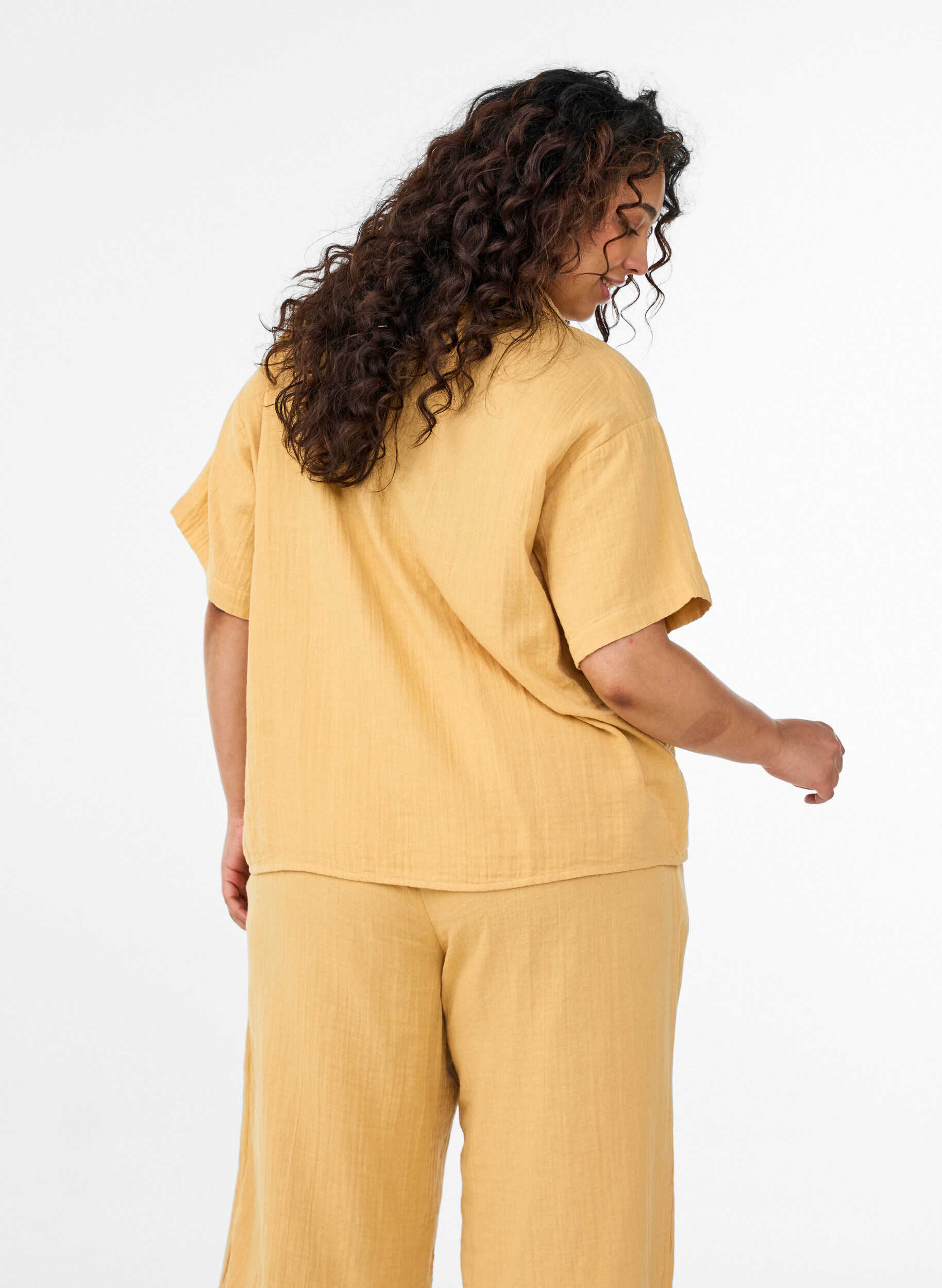 Zizzi Bluse aus Baumwoll-Musselin mit kurzen &Auml;rmeln, Gelb, Model image number 2