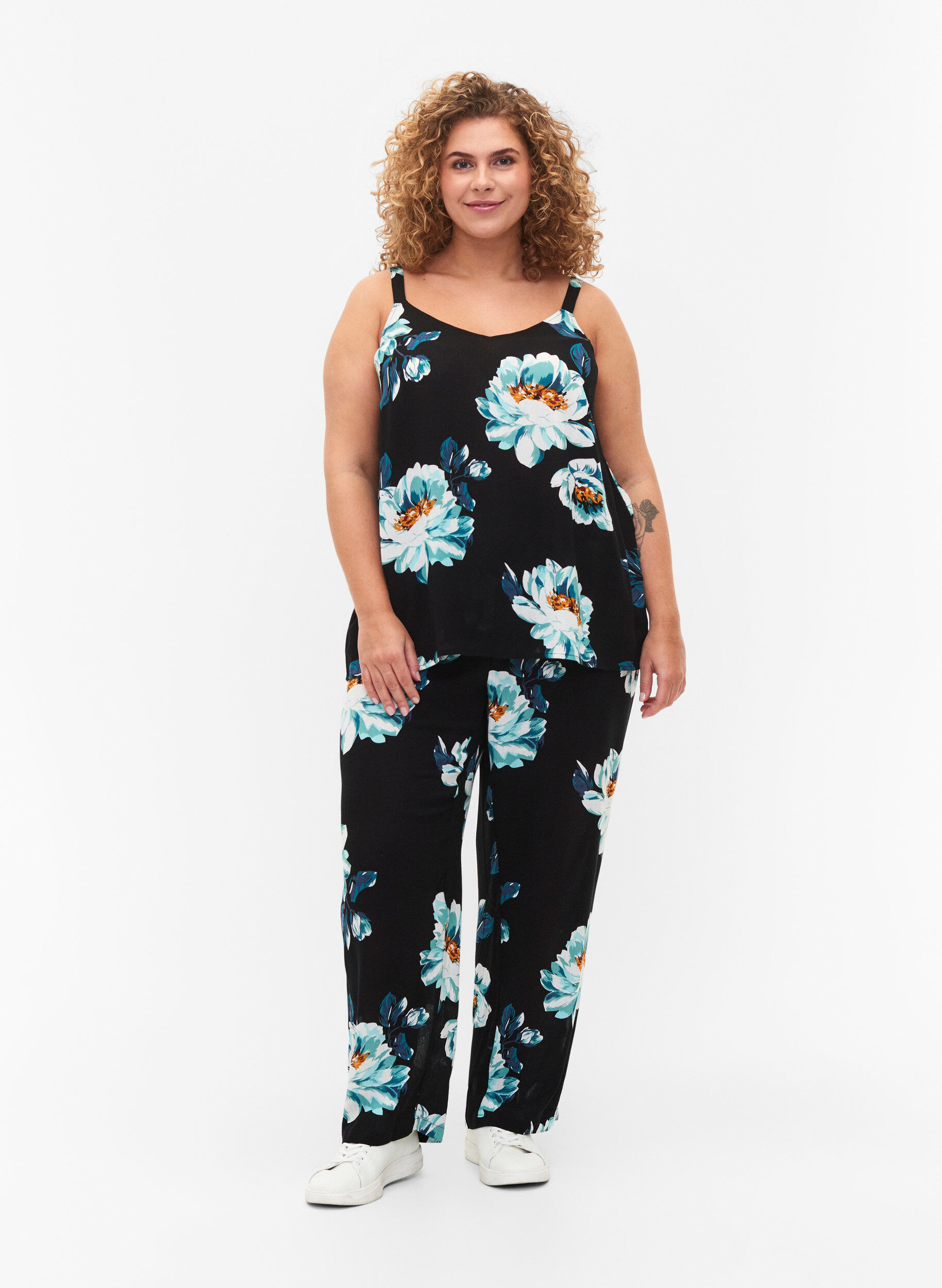 Zizzi &Auml;rmelloses Top aus Viskose, Black Big Flower, Model image number 2