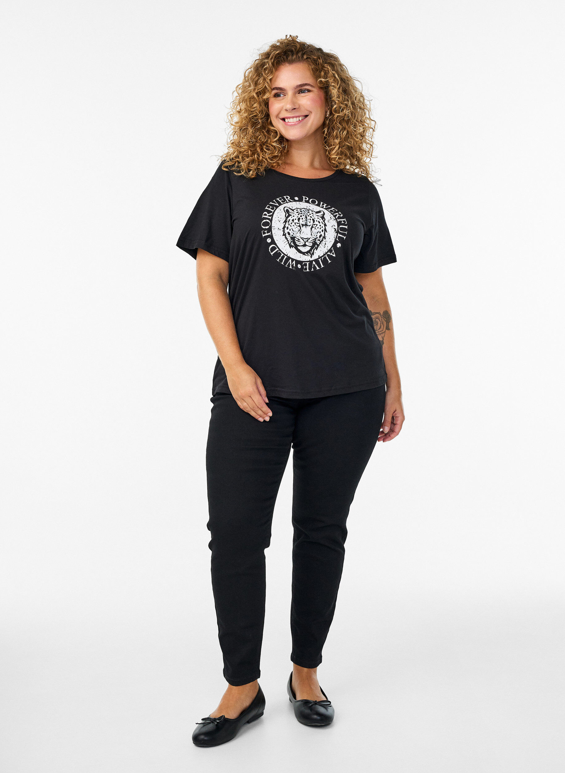 Zizzi T-Shirt mit Print, Schwarz, Model image number 1