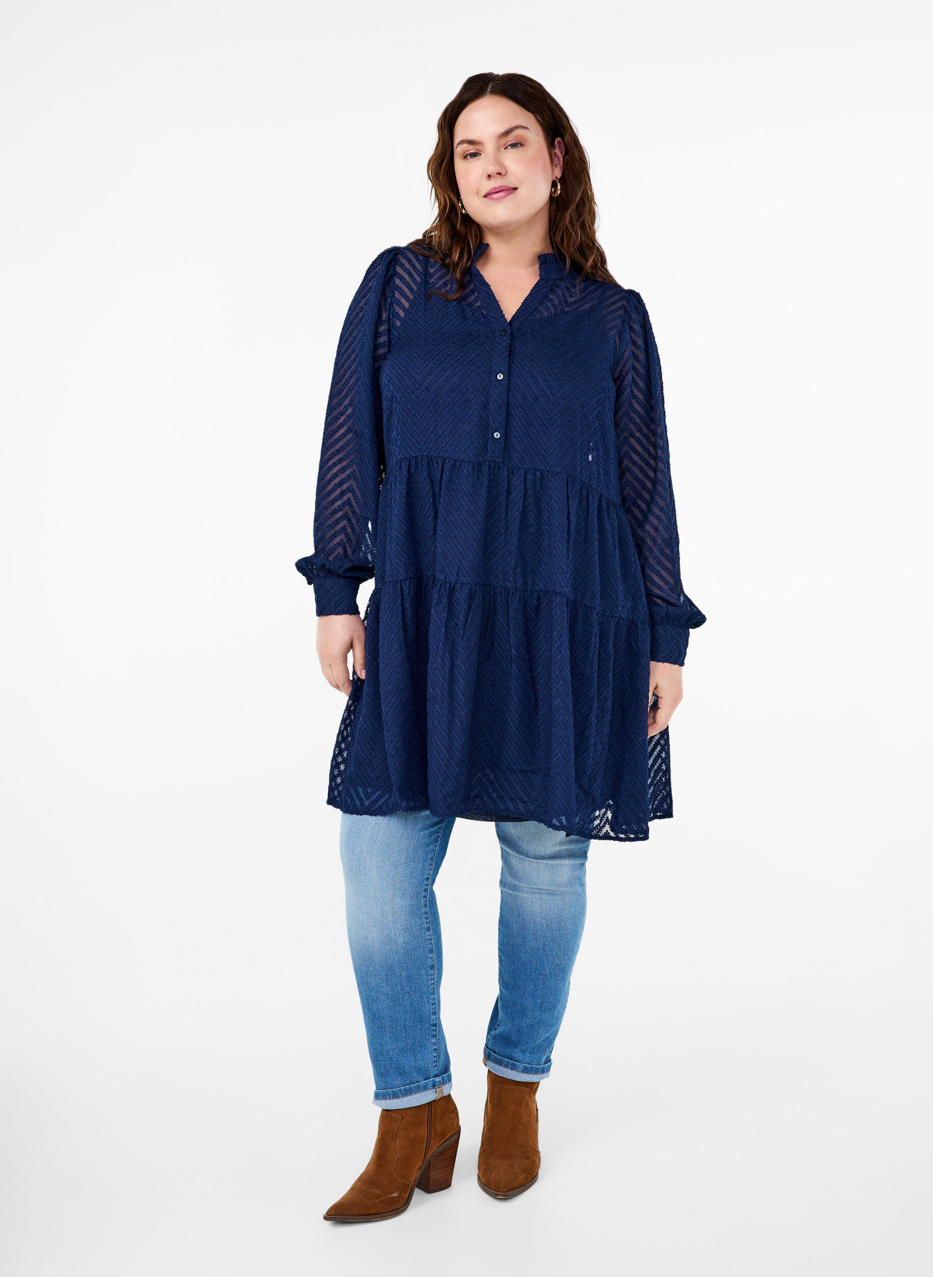 Zizzi Strukturiertes kurzes Kleid mit R&uuml;schenkragen, Navy Blazer, Model image number 2