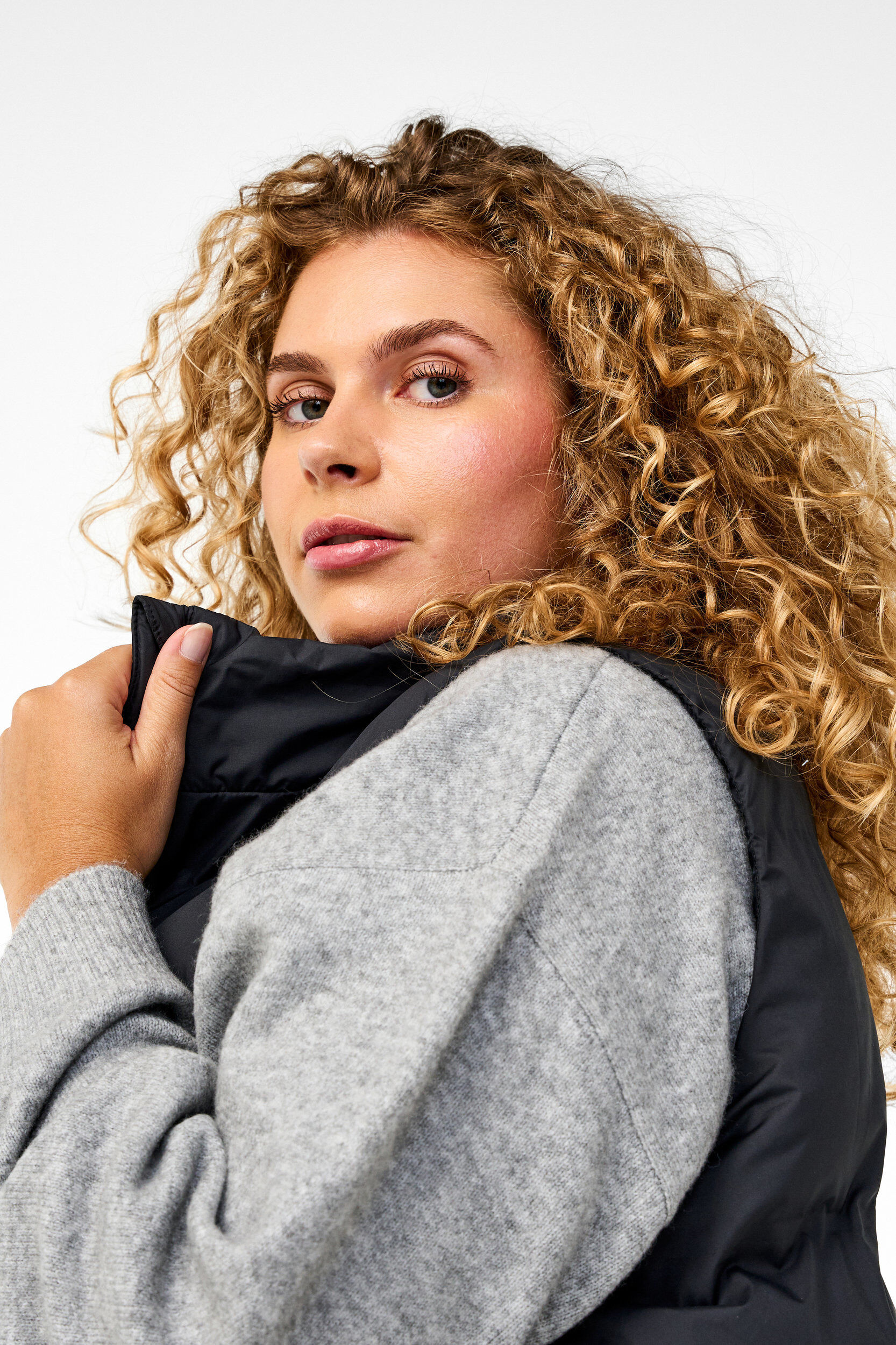 Zizzi Lange Weste mit Taschen und Zwei-Wege-Rei&szlig;verschluss, Schwarz, Model image number 4