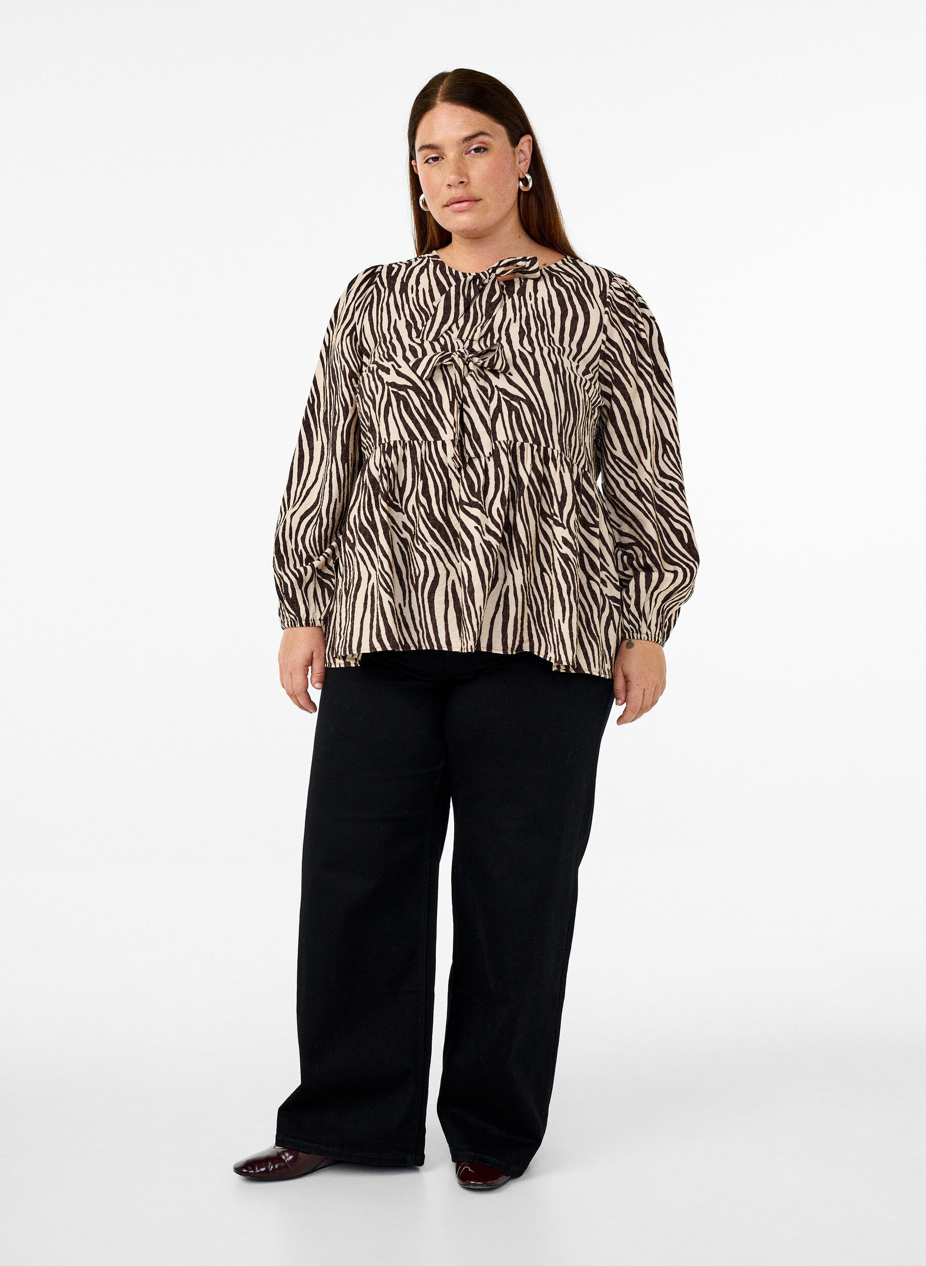 Zizzi Peplum-Bluse mit Bindedetail und Zebraprint, Braun, Model image number 1