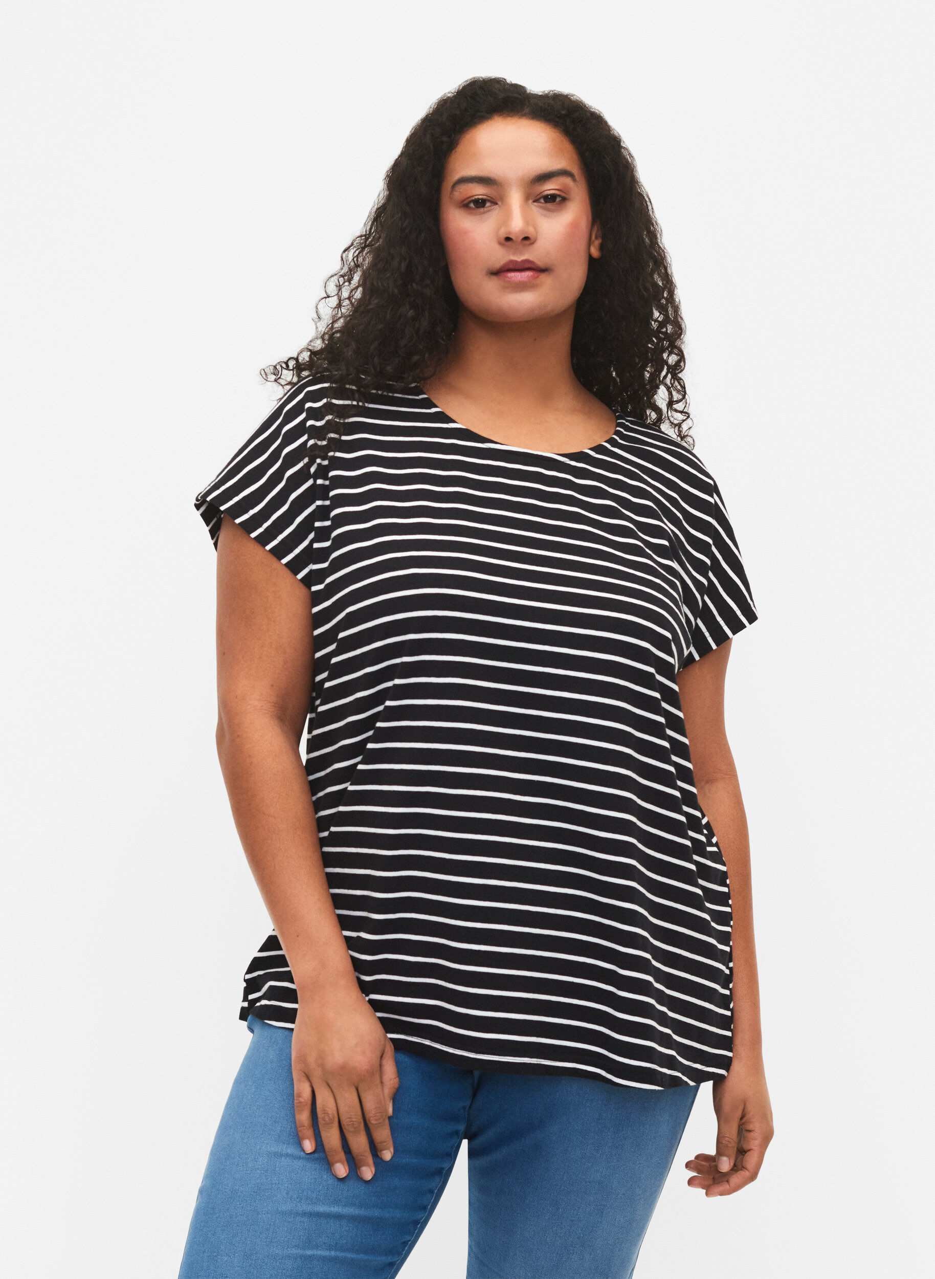 Zizzi T-Shirt aus Baumwolle mit Streifen, Black W. Stripe, Model image number 0