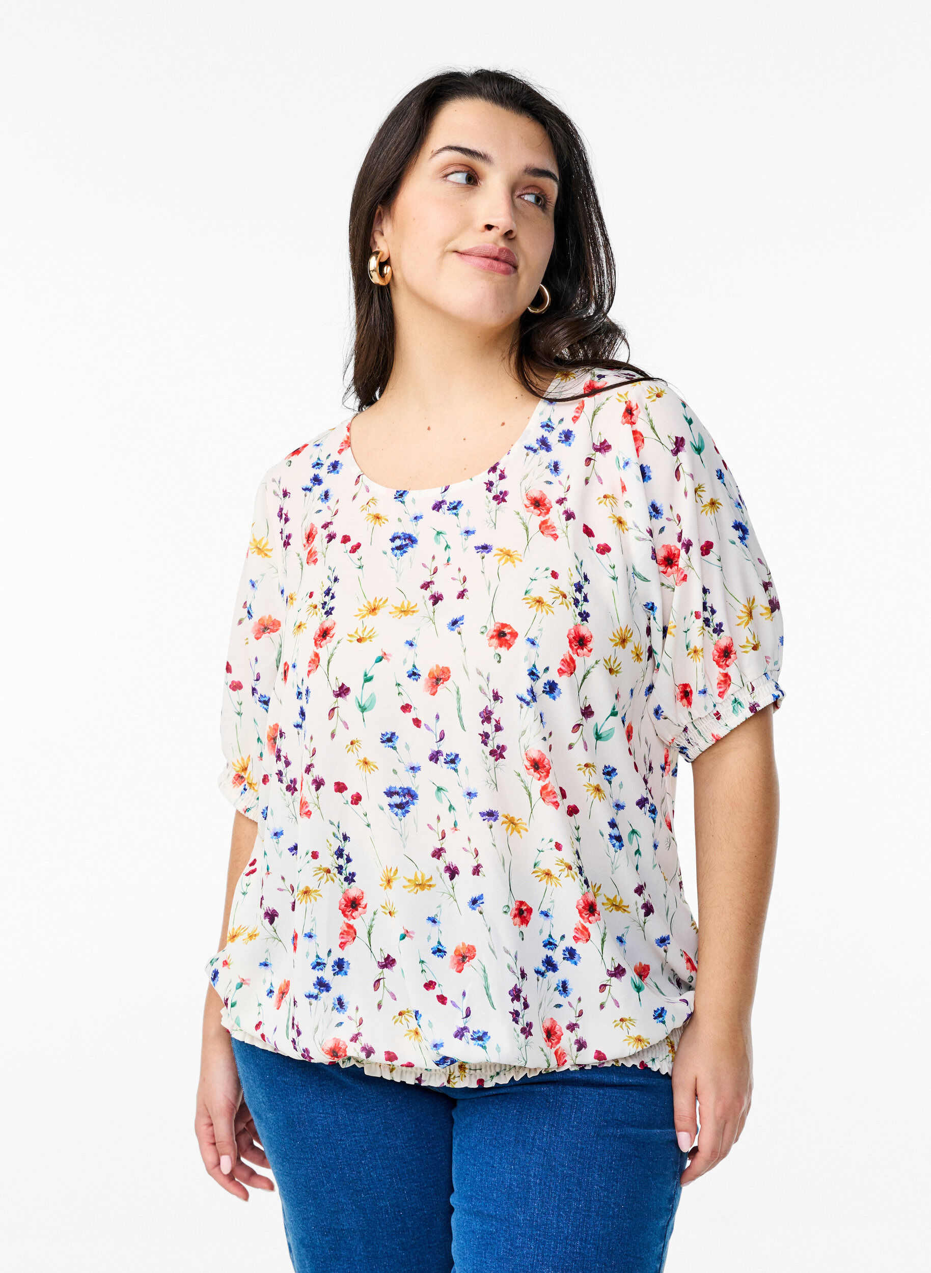 Zizzi Gebl&uuml;mte Bluse mit Smokstich, Blau, Model image number 0