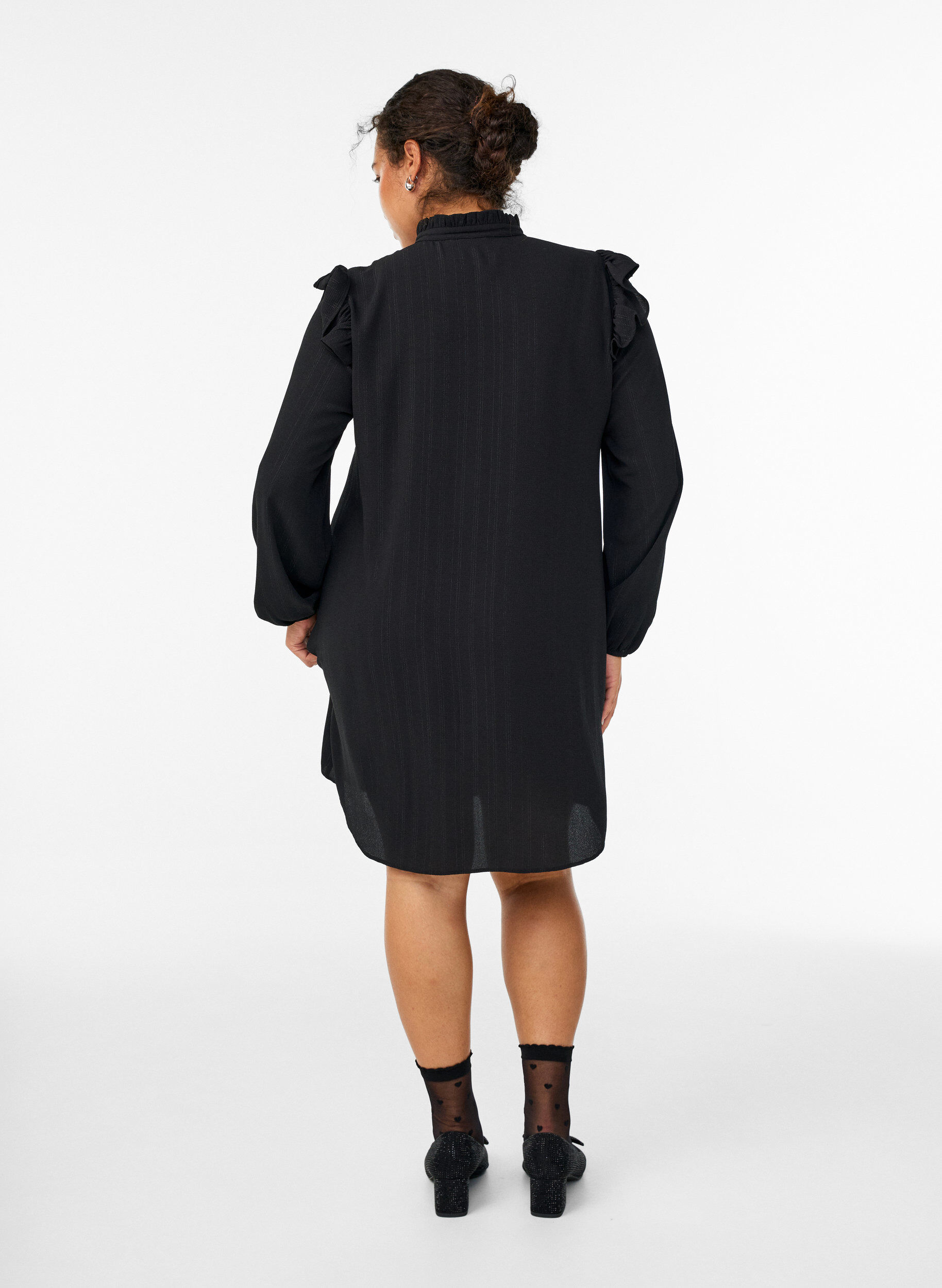 Zizzi Kurzes Kleid mit R&uuml;schen und Glitzer , Schwarz, Model image number 2