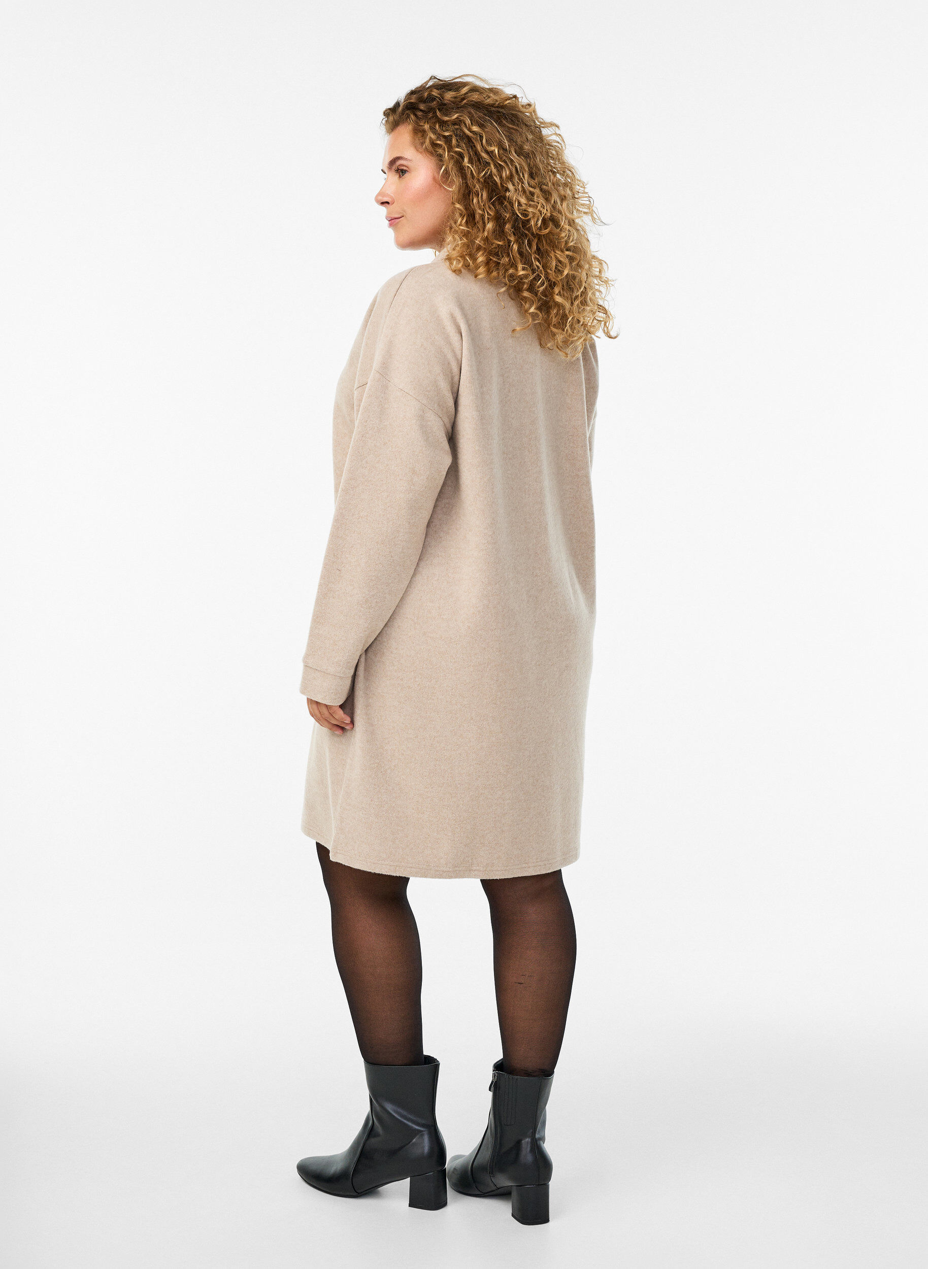 Zizzi Knielanges Kleid aus Jersey mit V-Ausschnitt und Kragen, Beige, Model image number 2