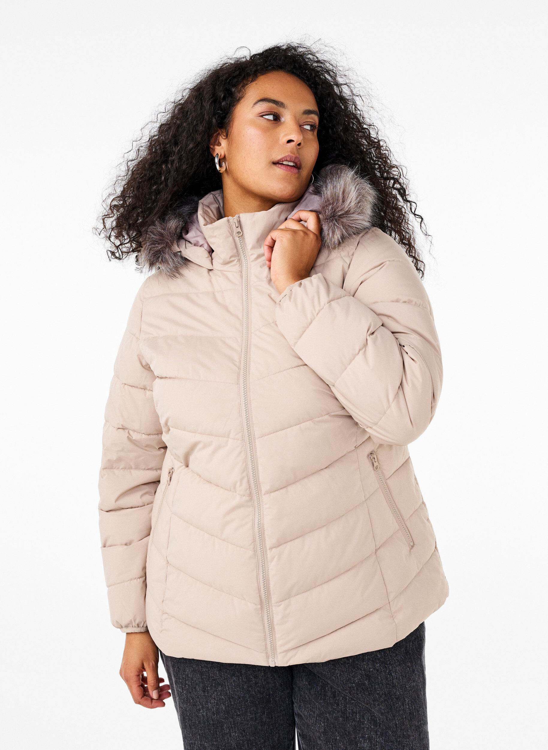 Kurze Steppjacke mit Kapuze, Beige, Model
