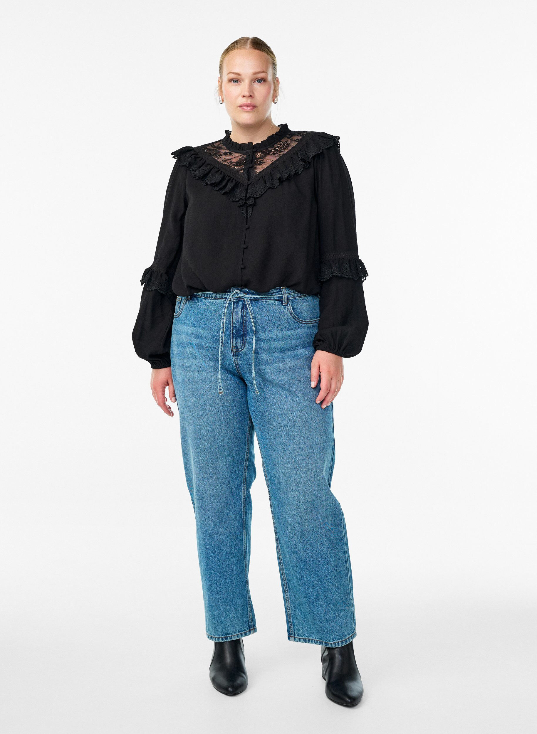 Zizzi Bluse aus Viskose mit Spitze und R&uuml;schen, Schwarz, Model image number 1