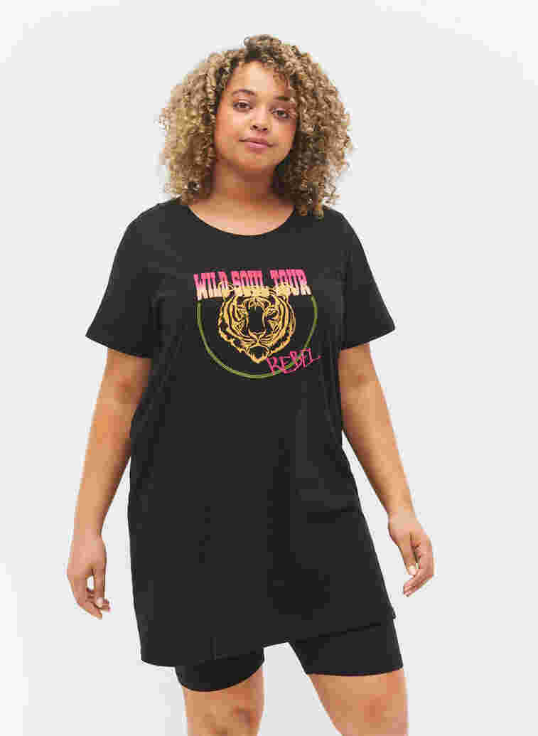 Langes Baumwoll-T-Shirt mit kurzen Ärmeln, Black Tiger, Model image number 0