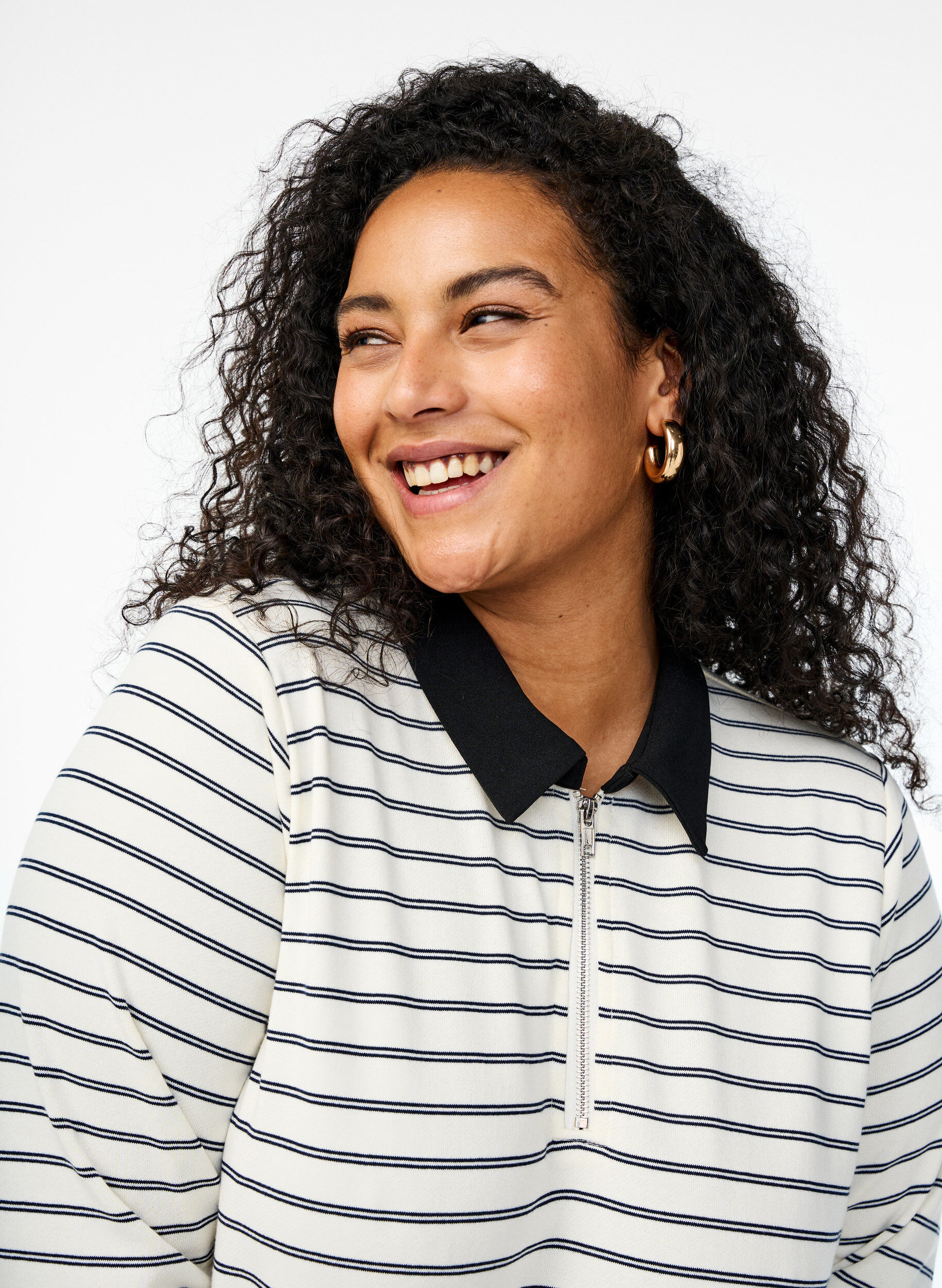 Zizzi Poloshirt mit Streifen und Rei&szlig;verschluss, Wei&szlig;, Model image number 3