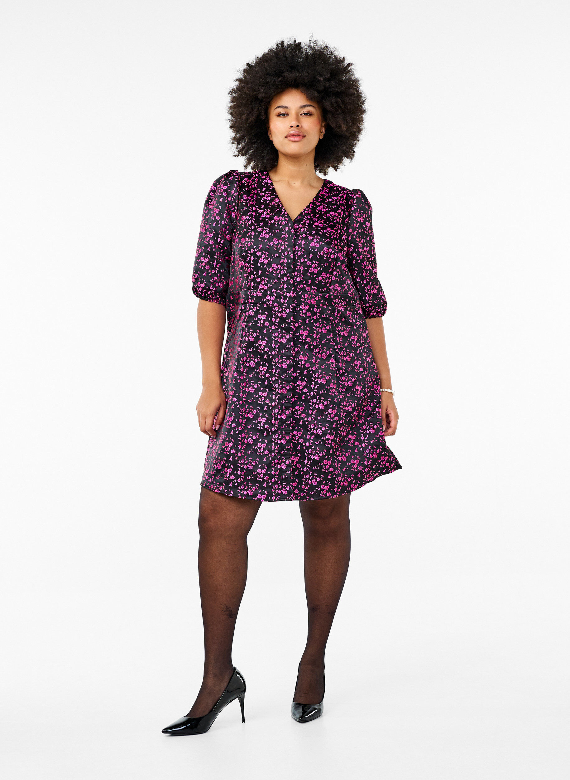 Zizzi Knielanges Kleid mit aufgestickten Blumen, Black Pink Flower, Model image number 2