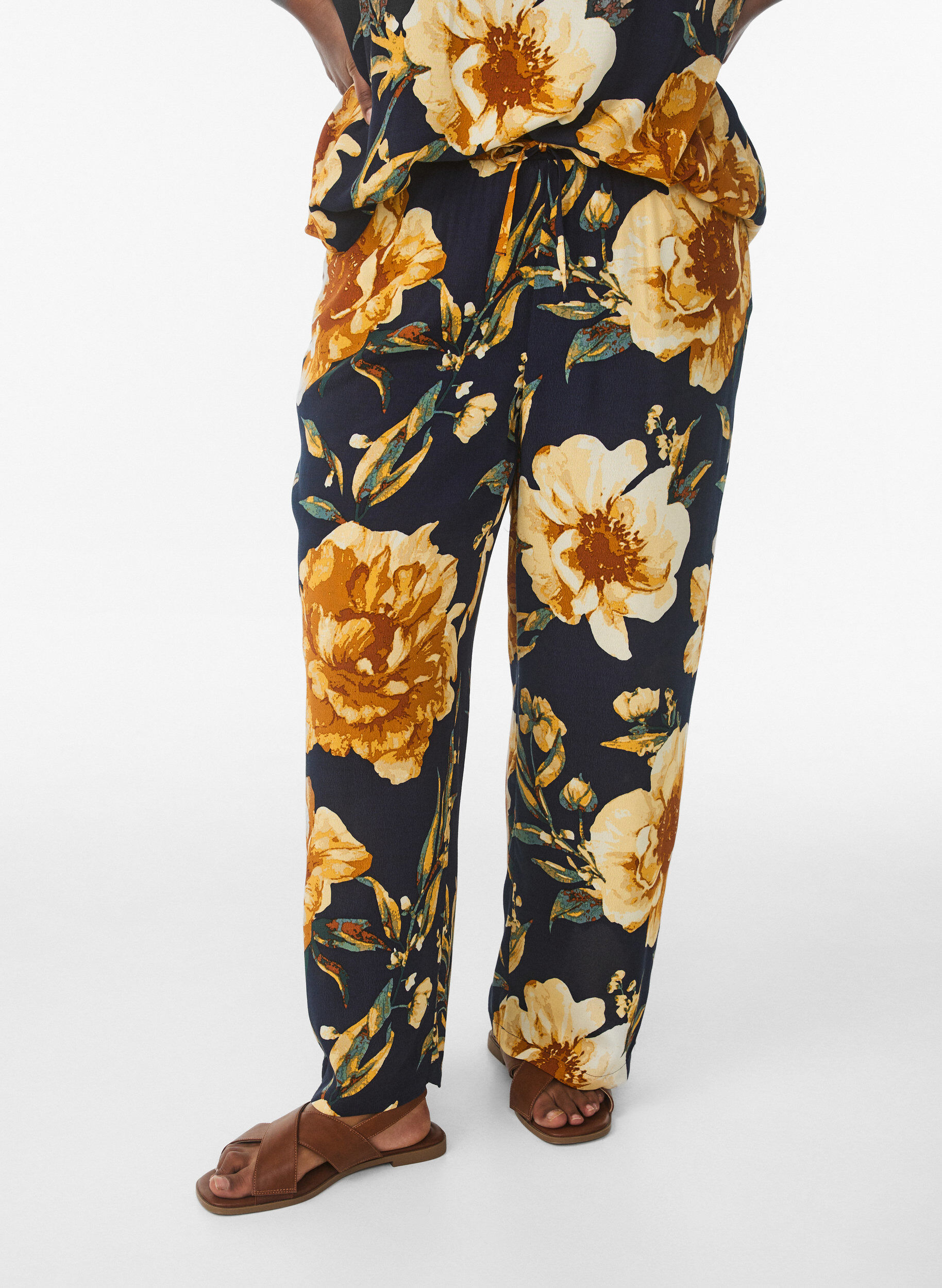 Zizzi Lockere Viskosehose mit Print, Blau, Model image number 2