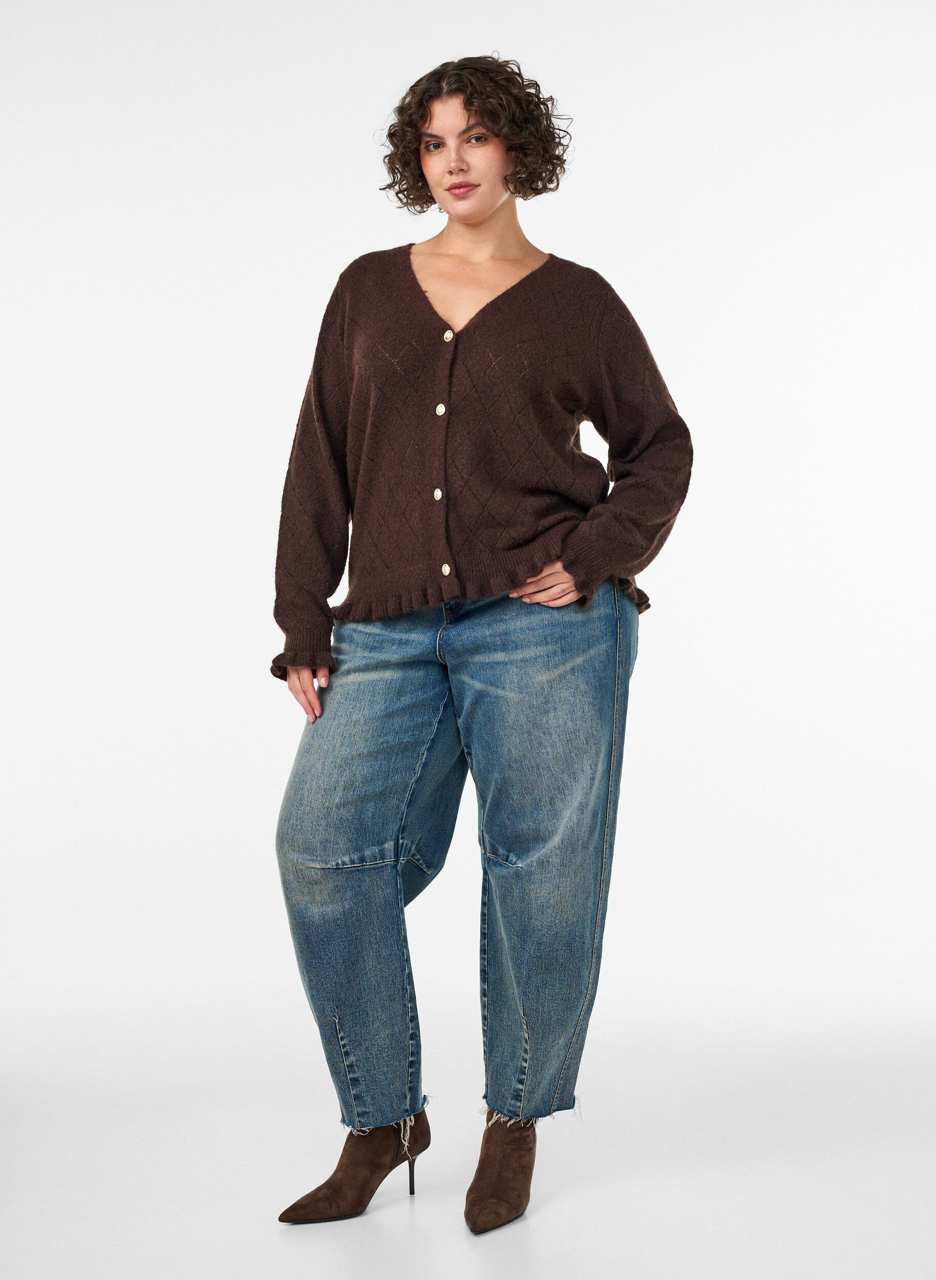 ZizziStrickjacke mit Harlekinmuster und V-Ausschnitt, Braun, Model image number 1