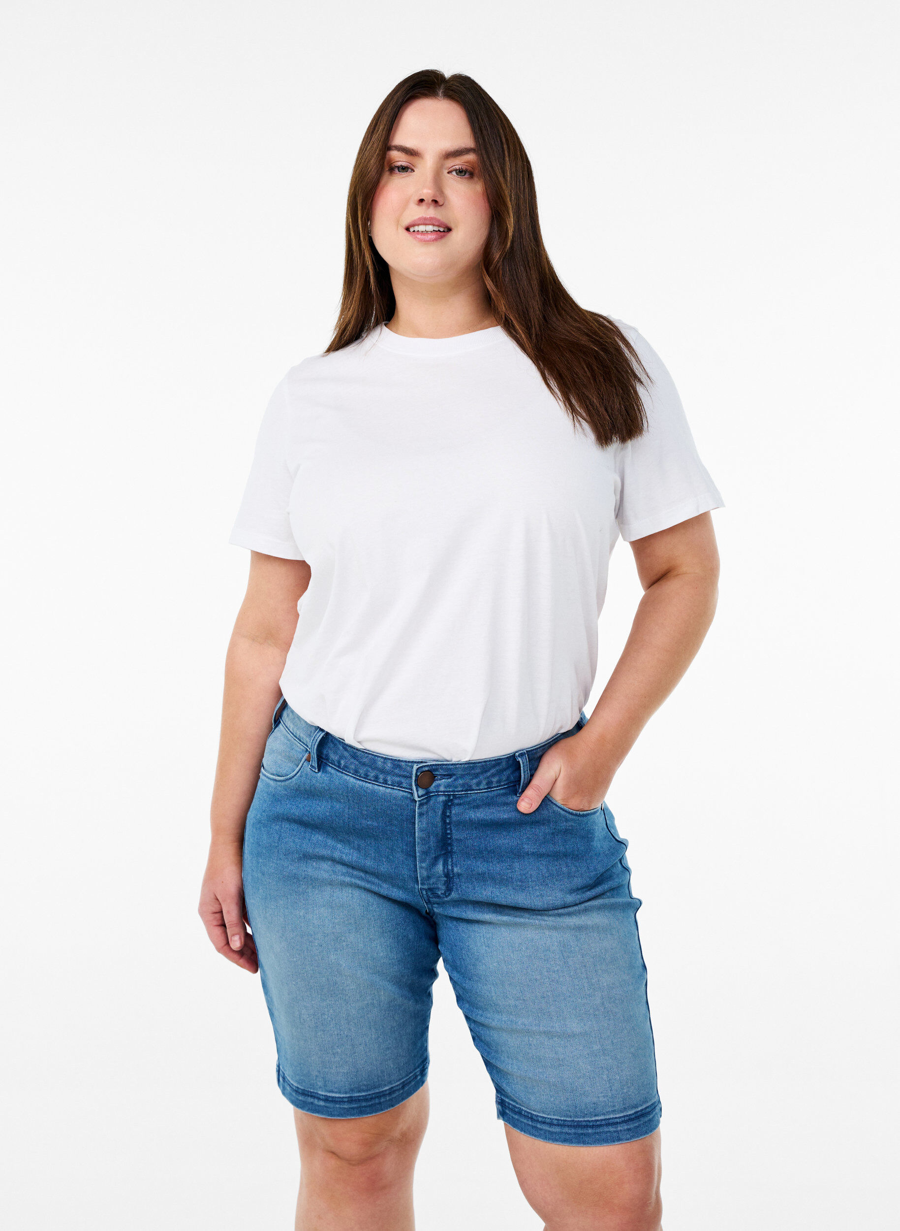 Slim Fit Emily Shorts mit normaler Taille, Blau, Model