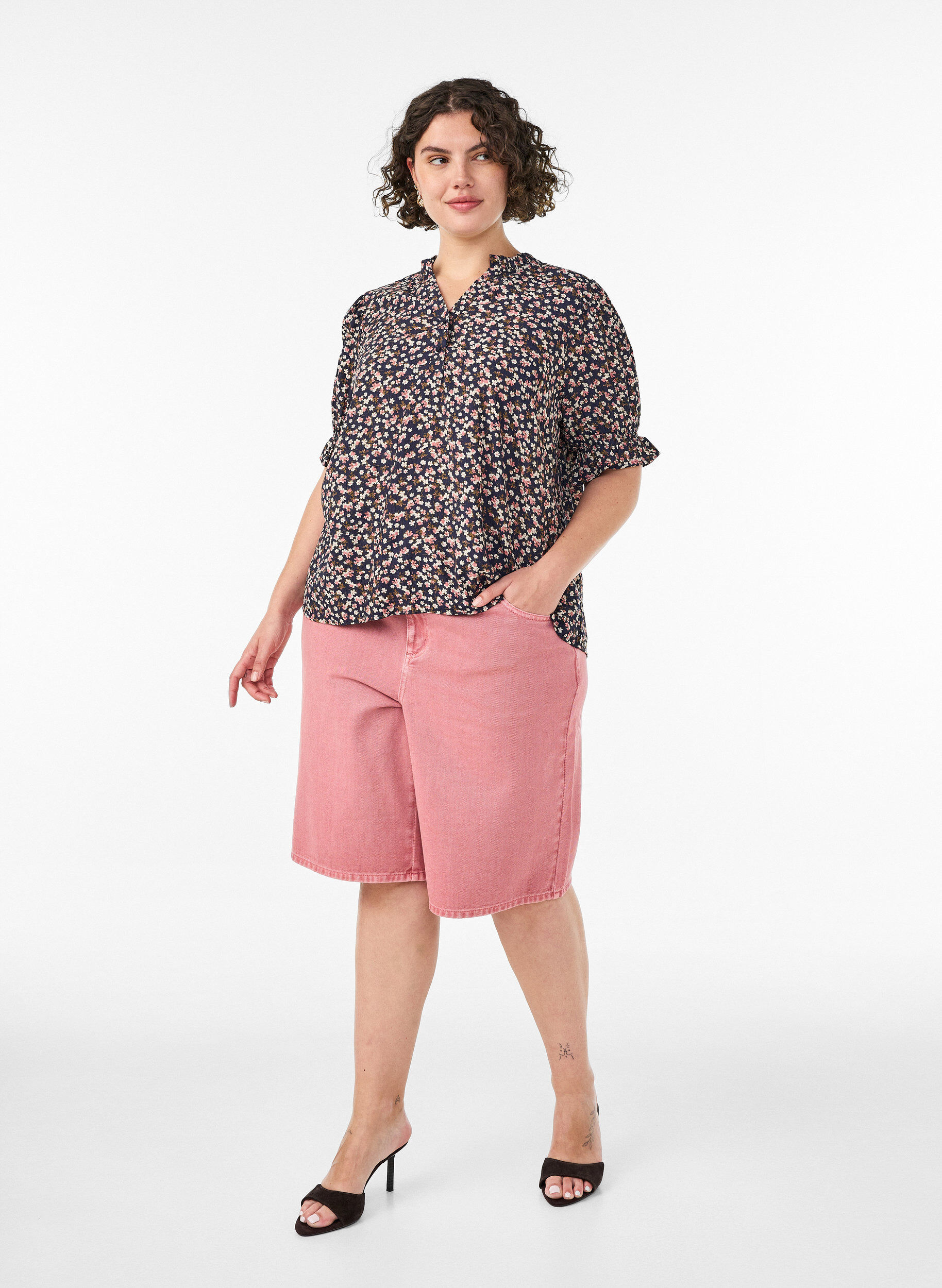 ZizziGebl&uuml;mte Bluse aus Viskose mit kurzen &Auml;rmeln und Smockdetails, Blau, Model image number 1