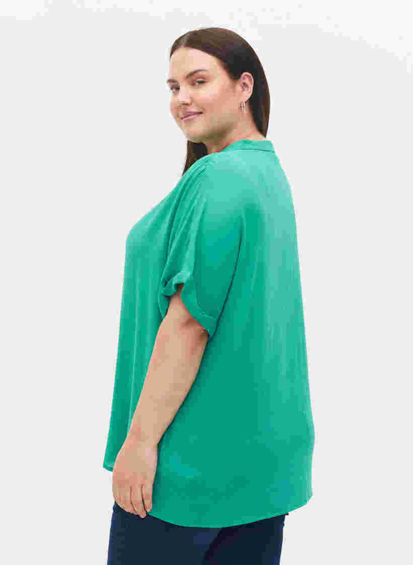 Kurzärmeliges Viskose-Shirt mit V-Ausschnitt, Holly Green, Model image number 1
