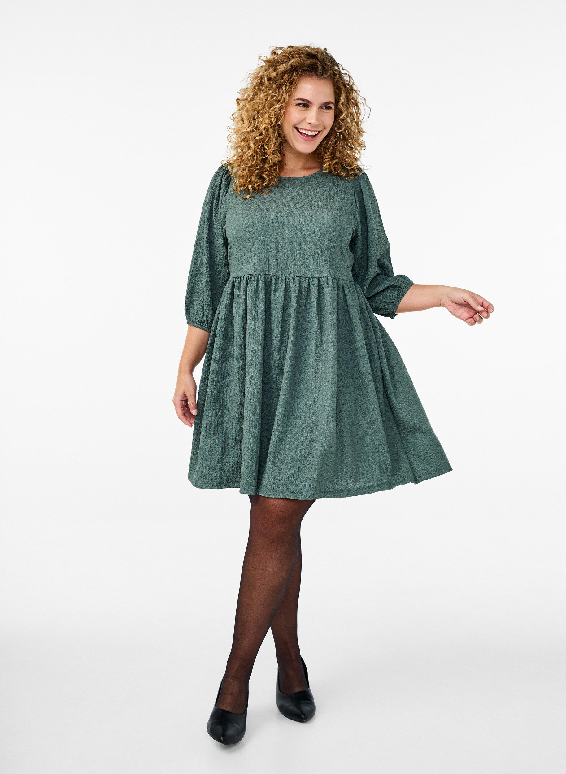 Zizzi FLASH - Kurzes Kleid mit Struktur und 3/4-&Auml;rmeln, Balsam Green, Model image number 2
