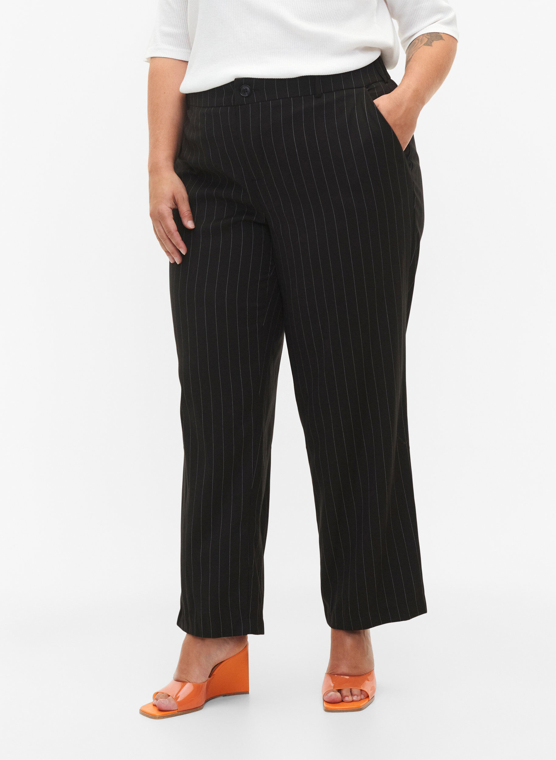 Zizzi Hosen mit Nadelstreifen, Black W. Pinstripe, Model image number 2