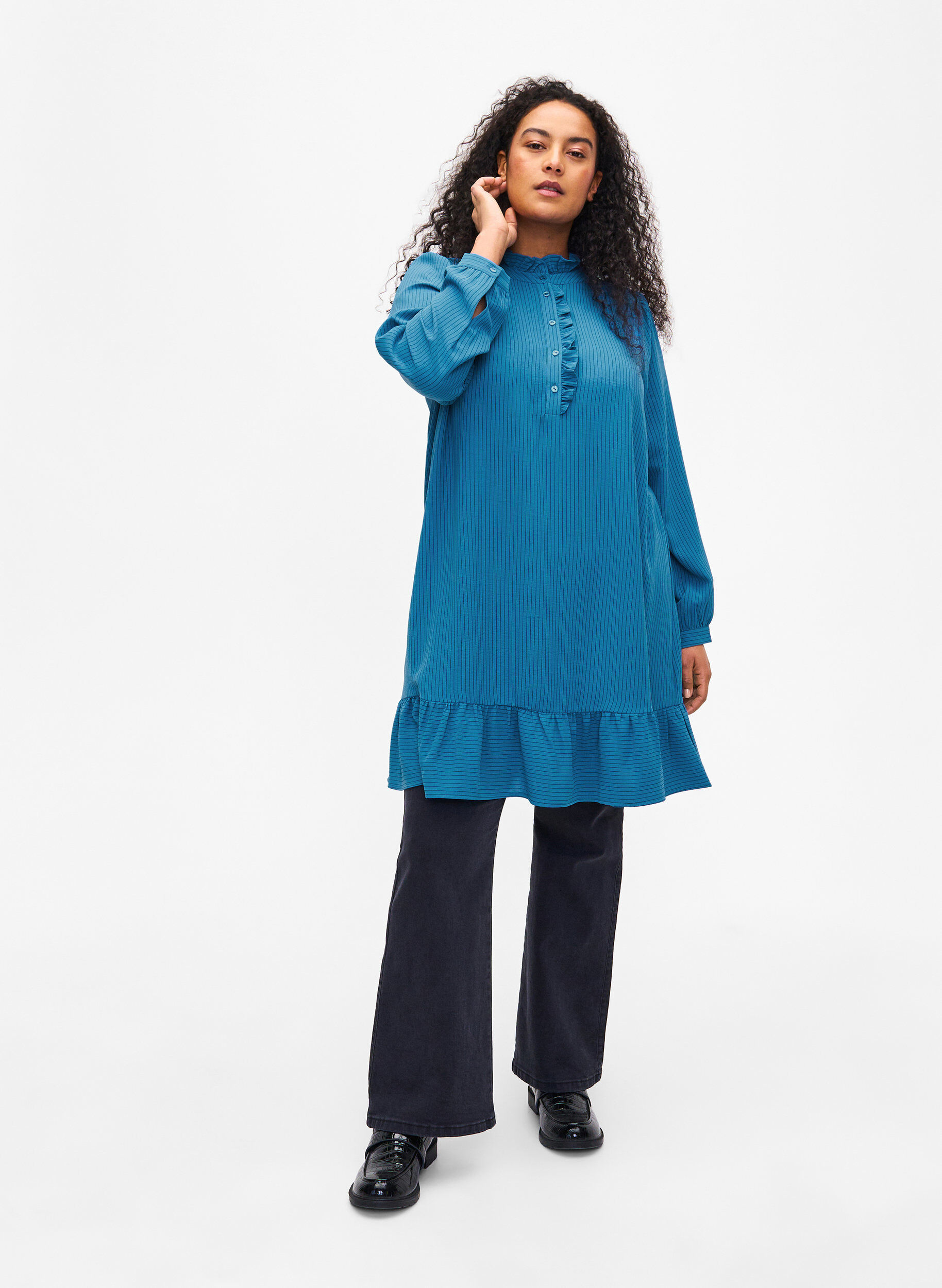 Zizzi Gestreiftes Kleid mit R&uuml;schendetails, Blau, Model image number 1